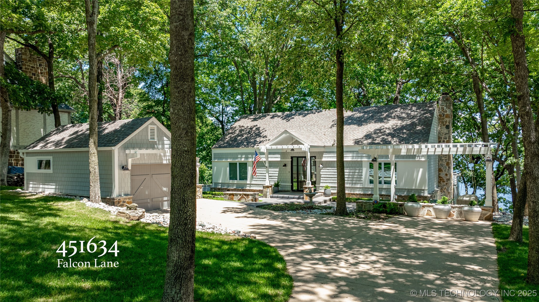451634 Falcon Lane Property Photo 1