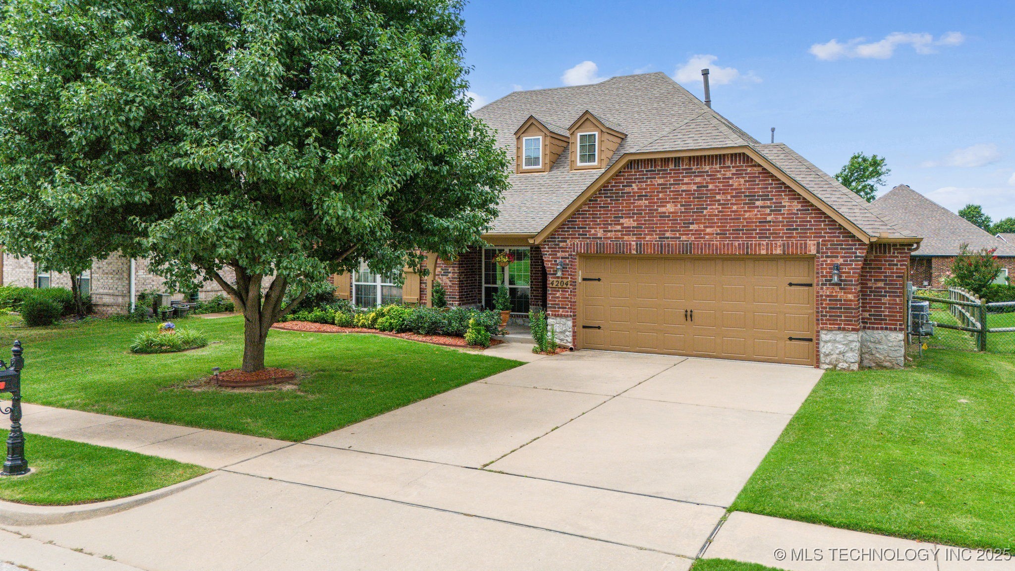 4204 N Maple Place Property Photo 1