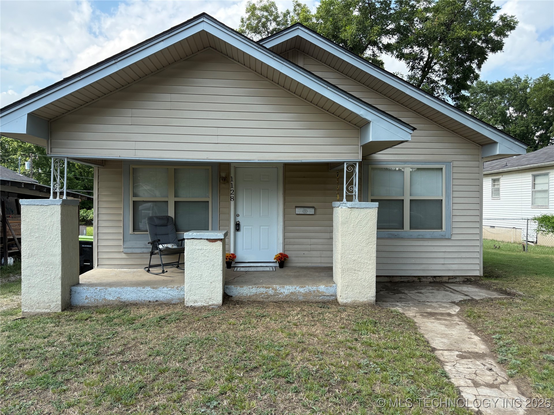 1128 E Beverly