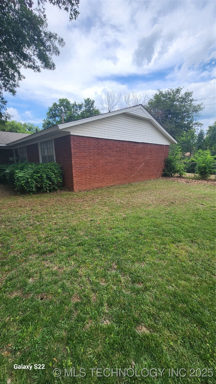 1122 W 16th Place Property Photo 3