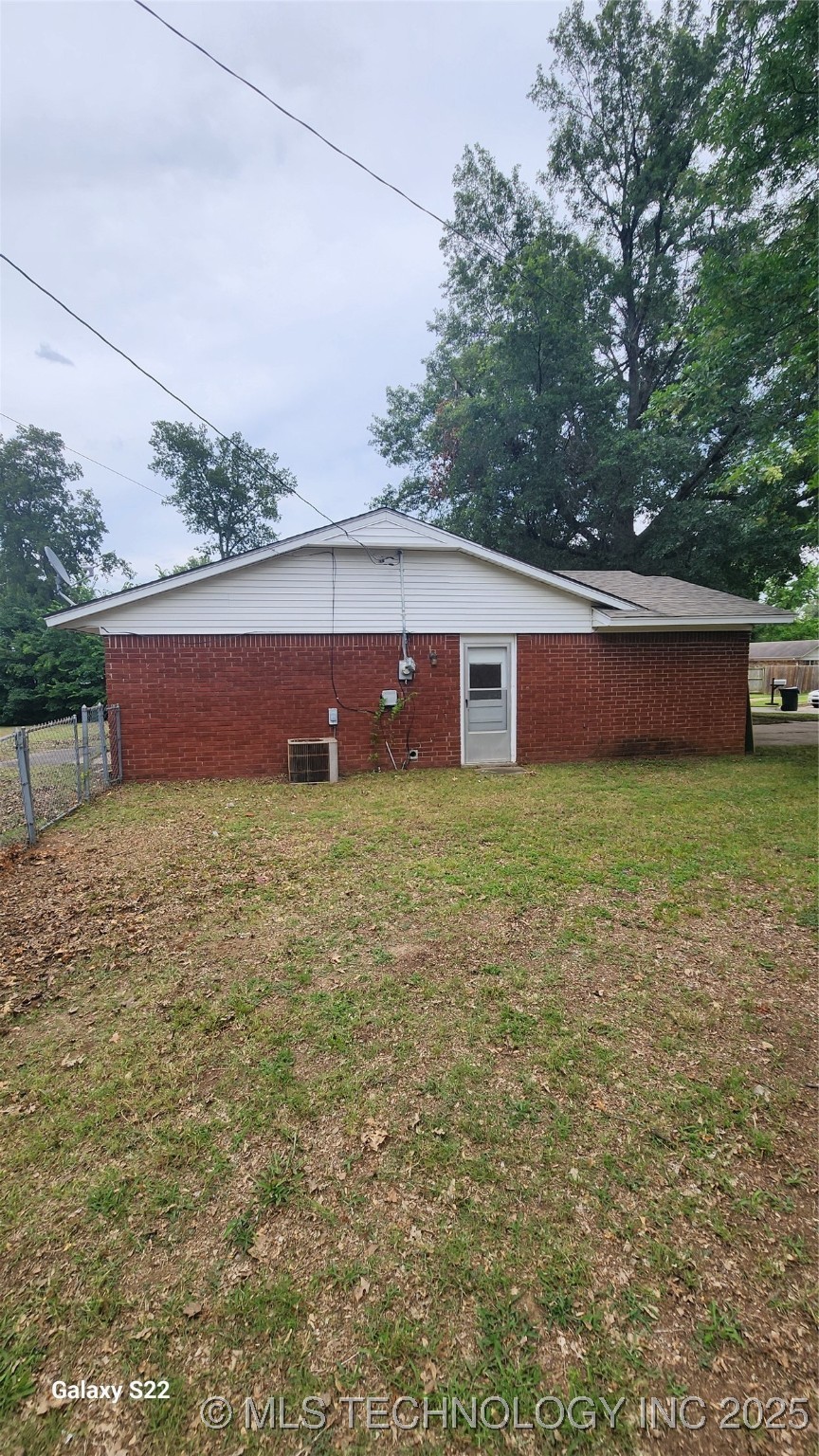 1122 W 16th Place Property Photo 4