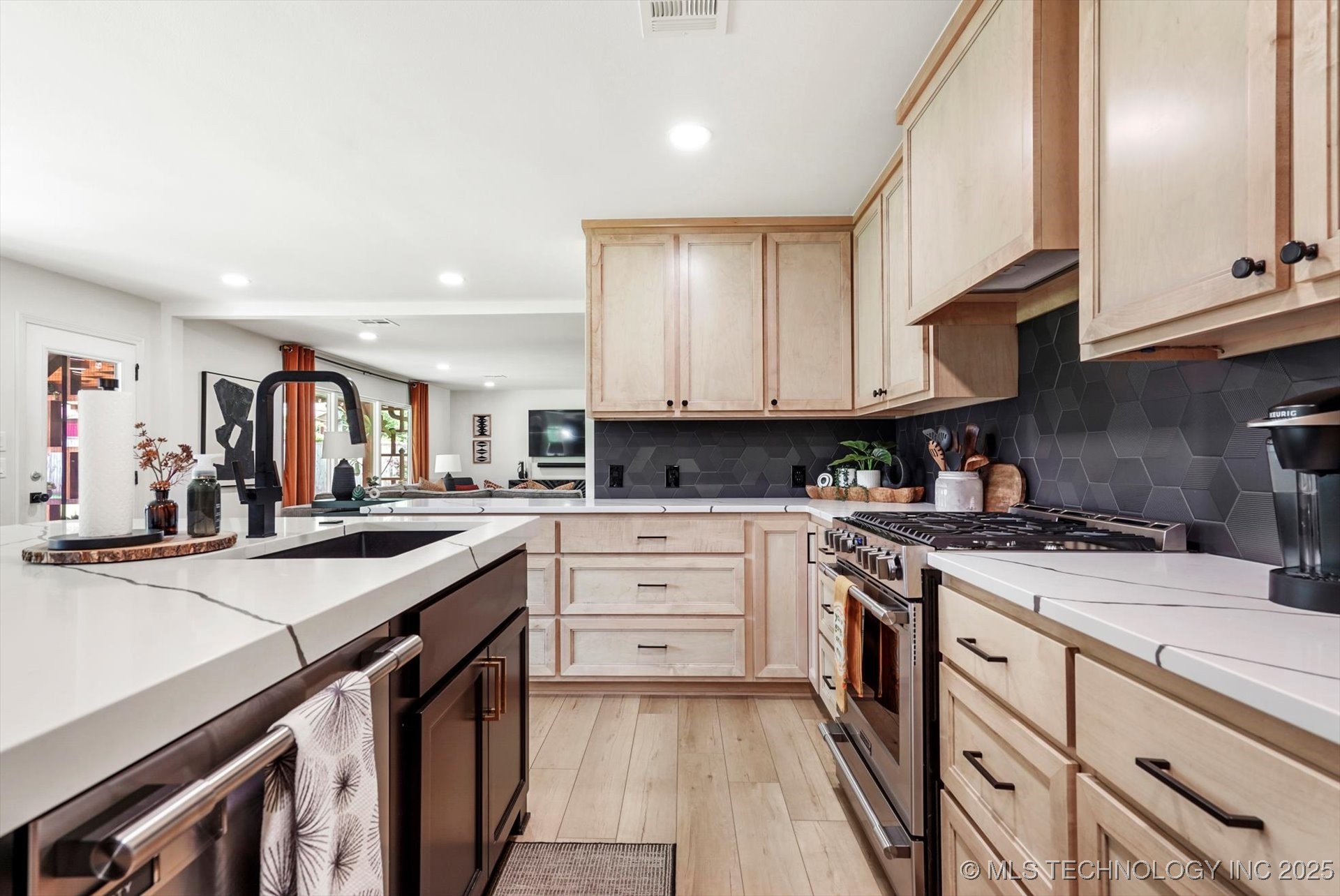 1115 N Kenwood Avenue Property Photo 18