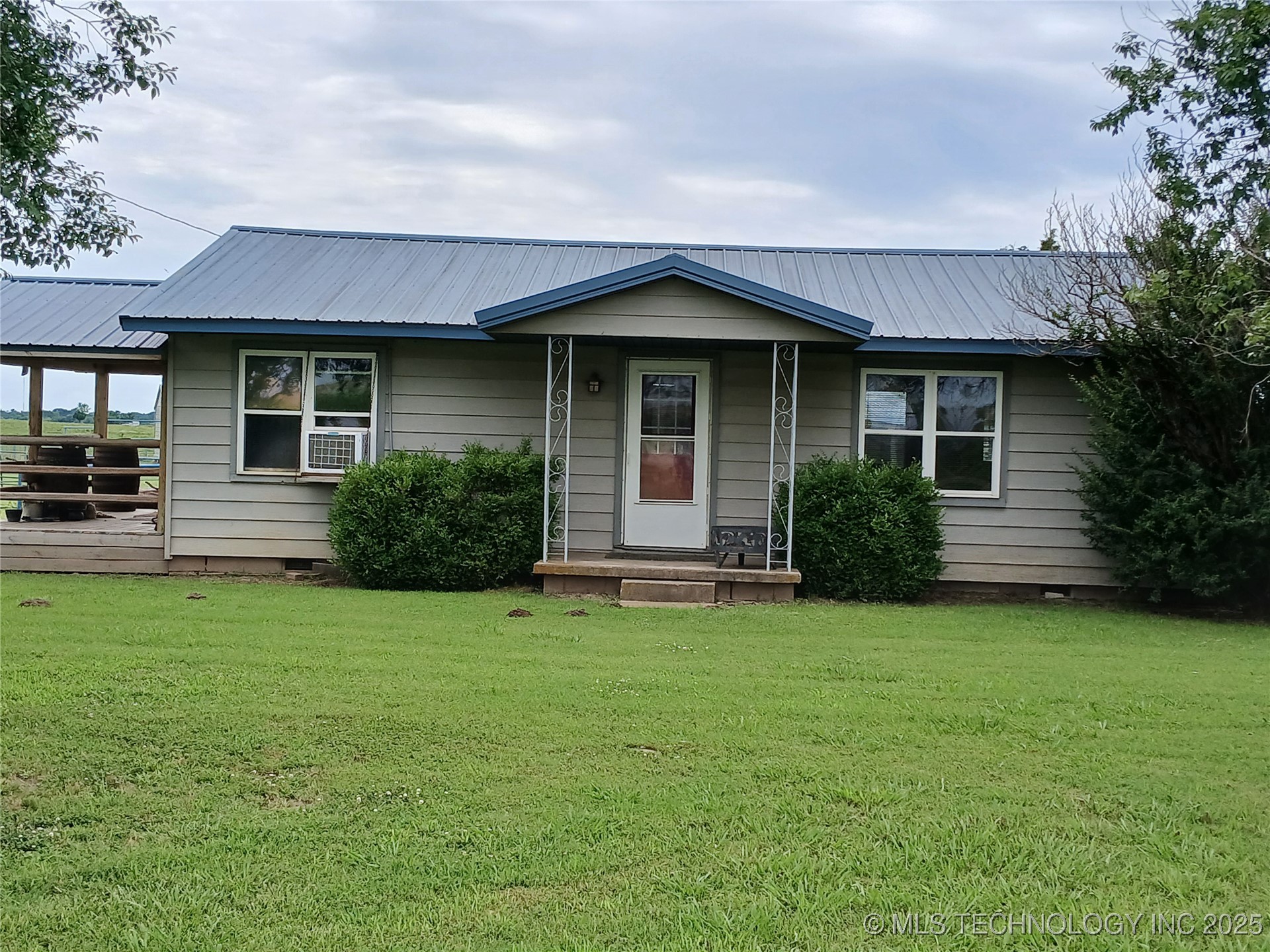 419934 E 1100 Property Photo 1
