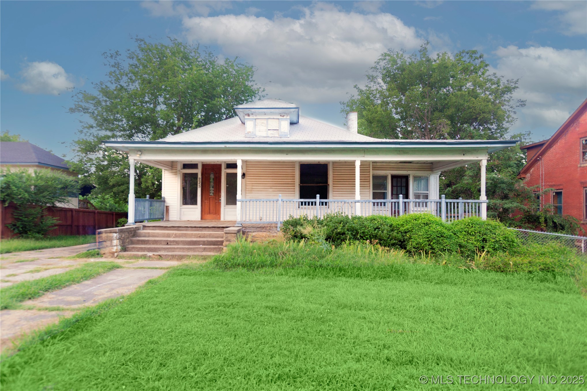225 W Adams Street Property Photo 1