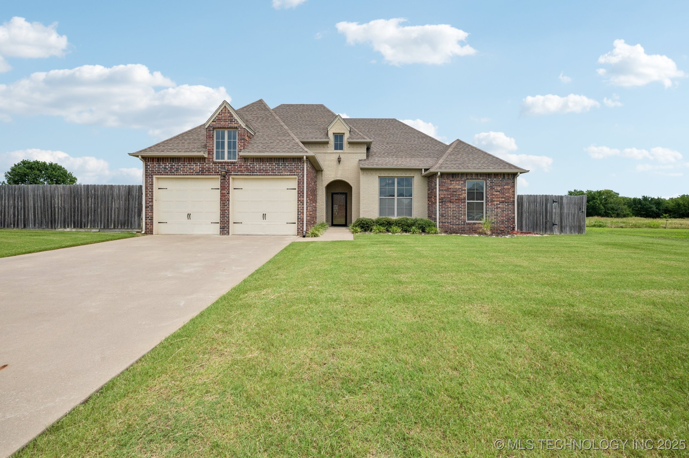 604 Club House Drive Property Photo 1