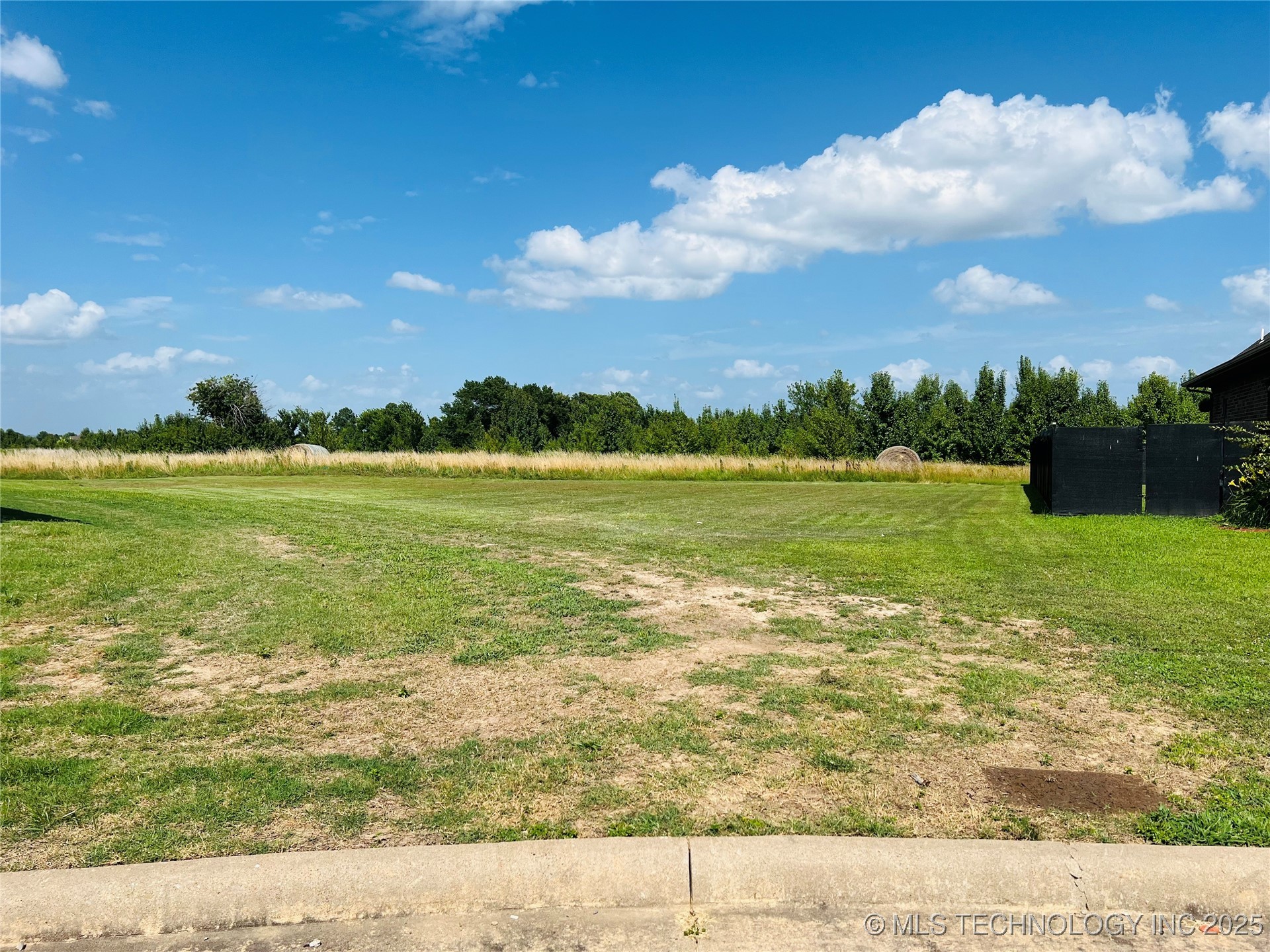 1112 Cobblestone Circle Property Photo 2