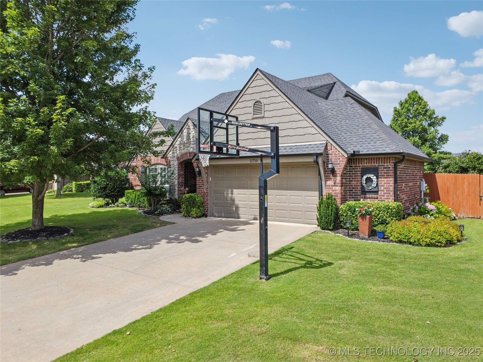 11710 S Willow Street Property Photo