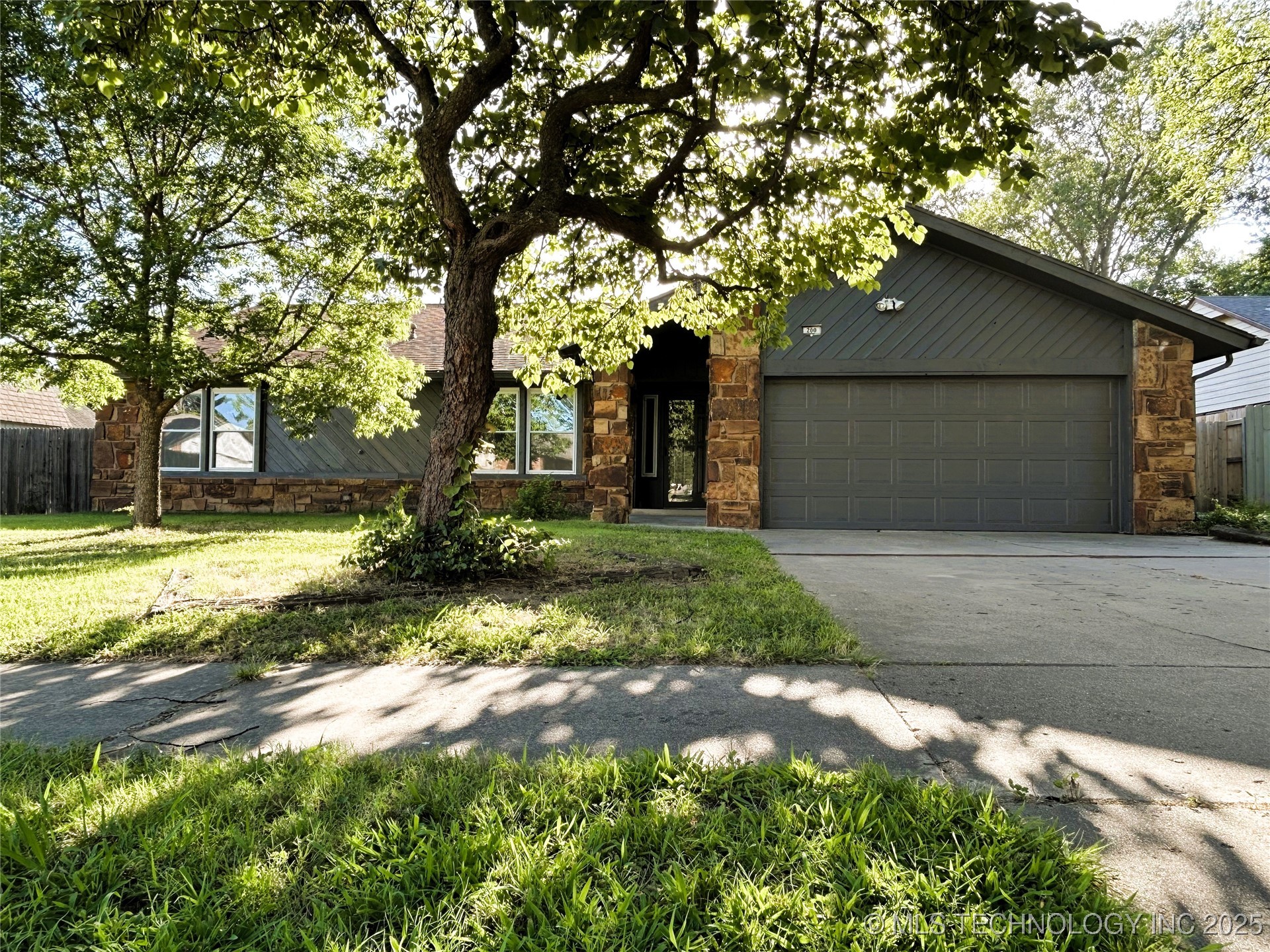 200 S Indianwood Avenue Property Photo 1