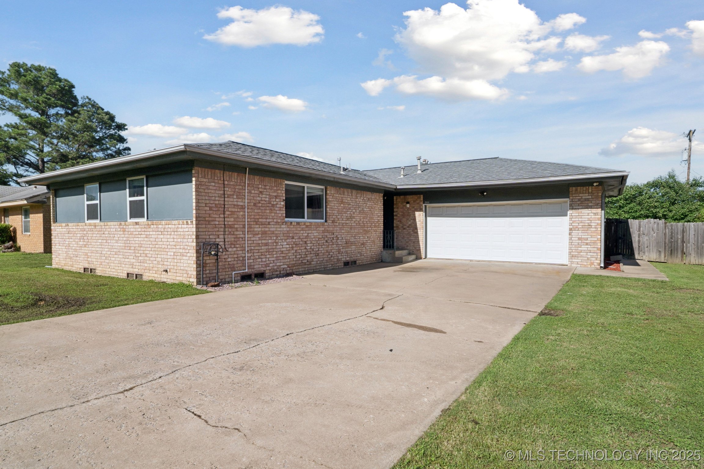 208 N Davis Avenue W Property Photo 1