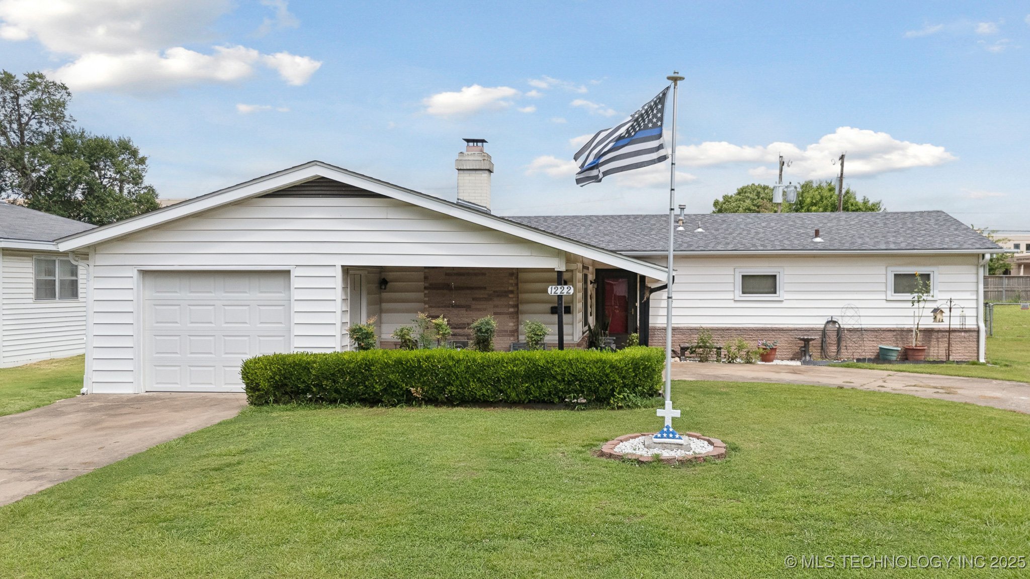 1222 N Cherrington Avenue Property Photo 1