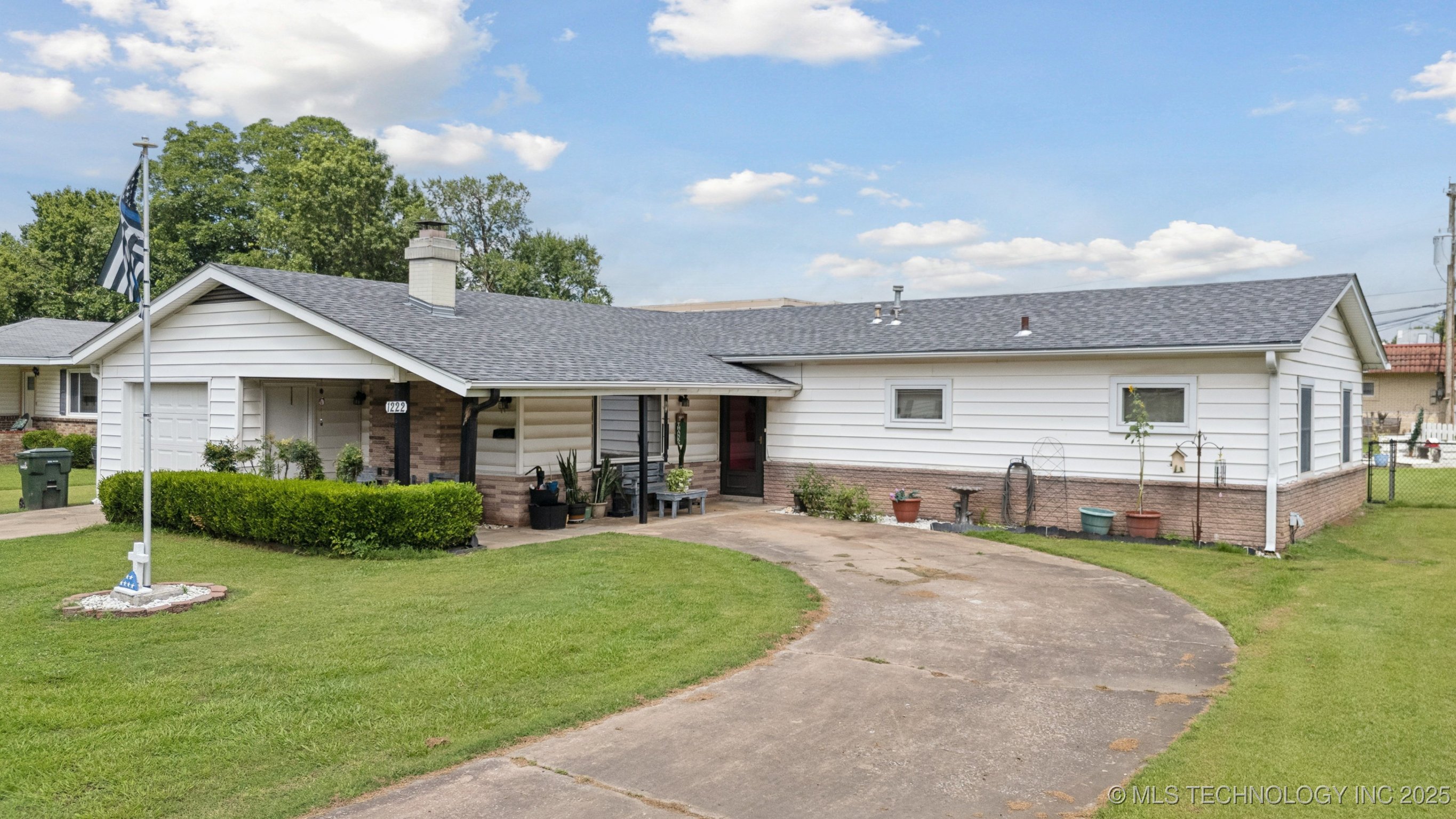 1222 N Cherrington Avenue Property Photo 2