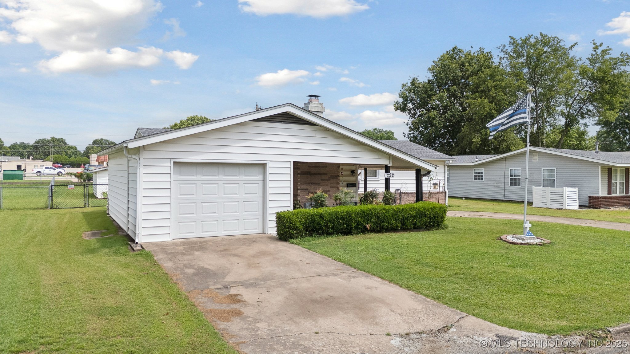 1222 N Cherrington Avenue Property Photo 3