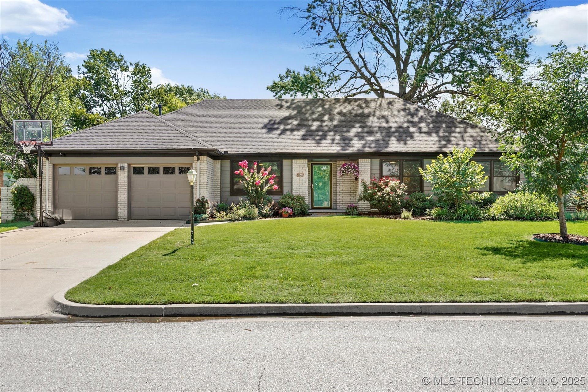 5861 S Hudson Place Property Photo 1