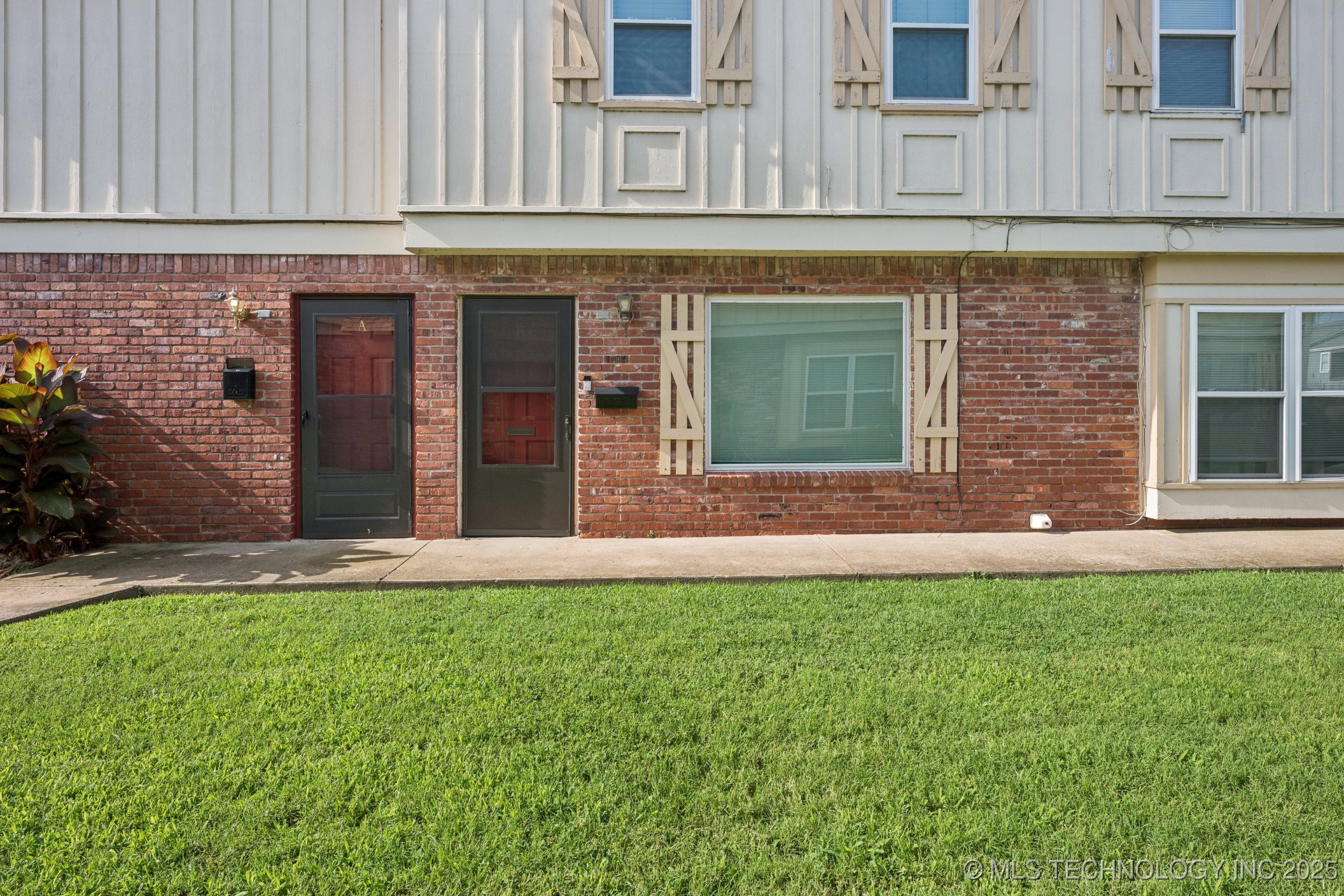 6152 S Madison Place B Property Photo 1