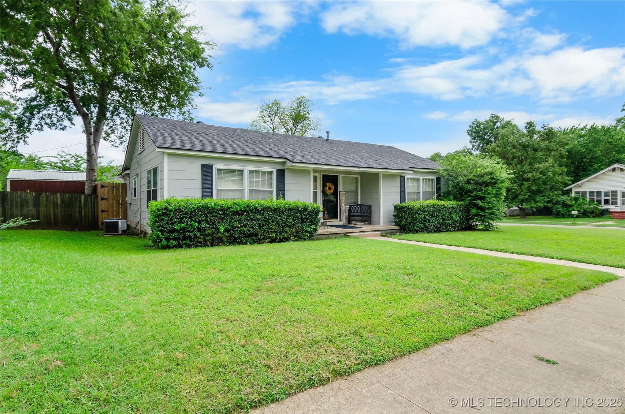 925 W Cedar Street N Property Photo 1