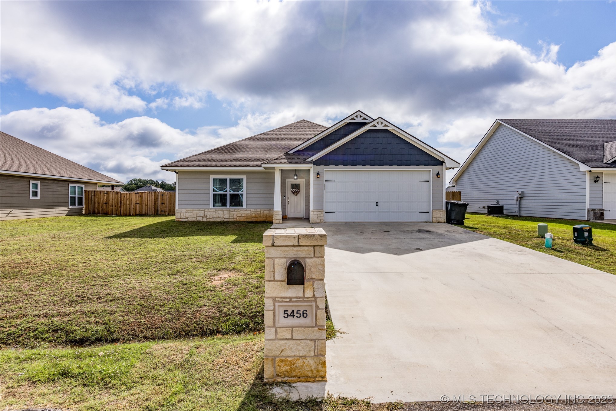 5456 Roadrunner Drive Property Photo 1