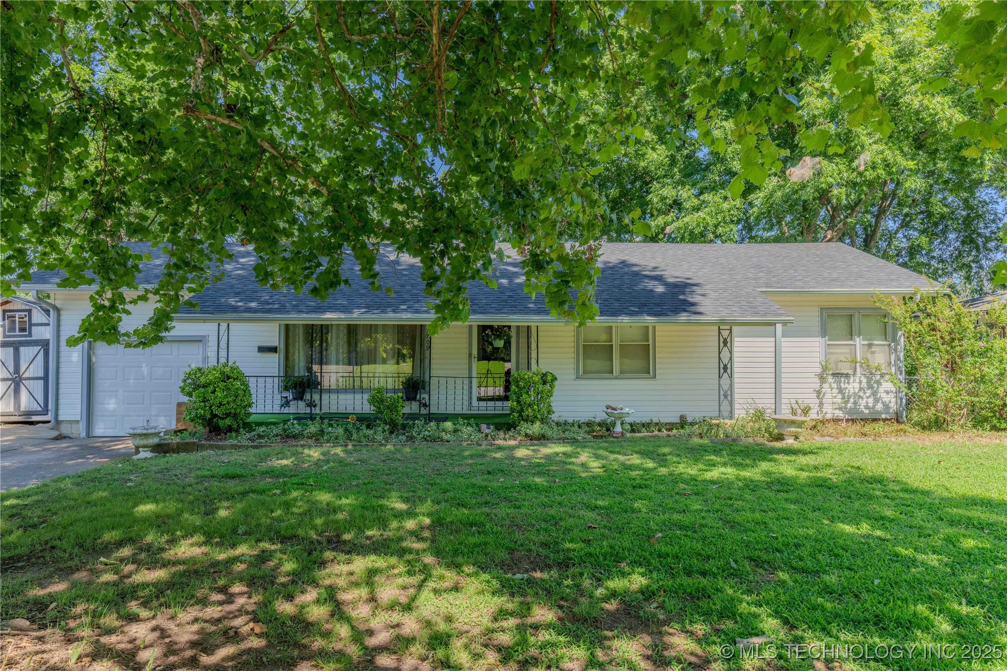 709 N D Avenue Property Photo 1