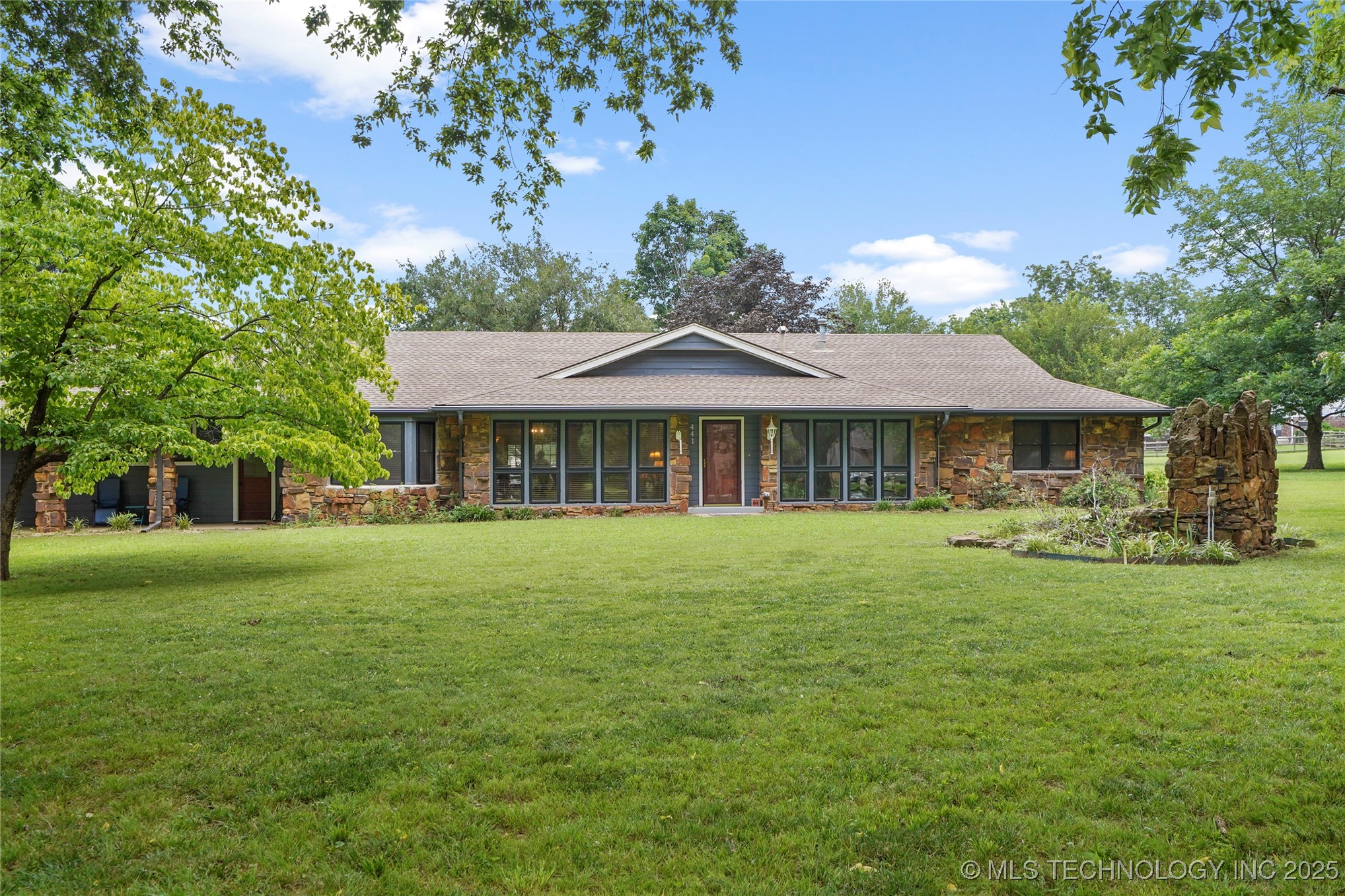 441 Timbercrest Road Property Photo 2