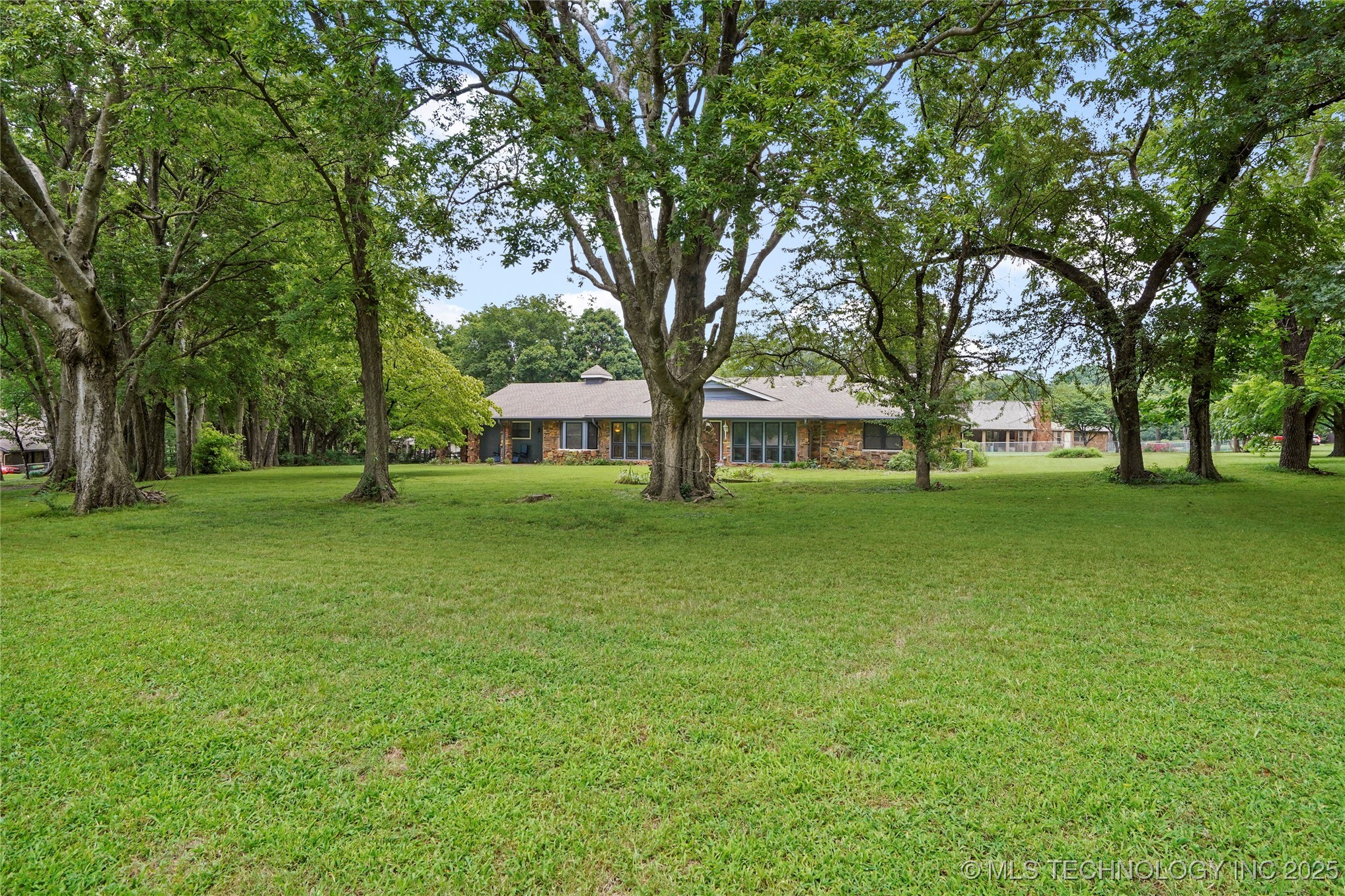 441 Timbercrest Road Property Photo 3