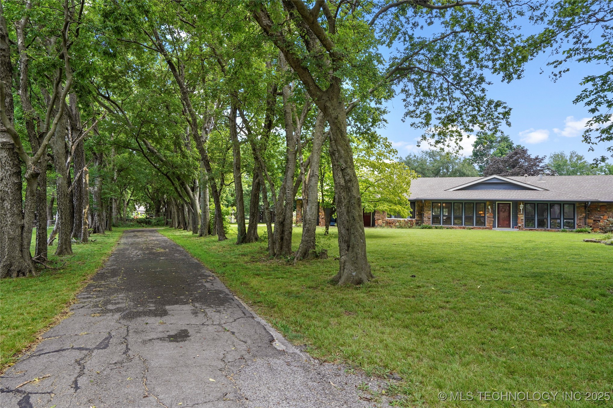 441 Timbercrest Road Property Photo 4