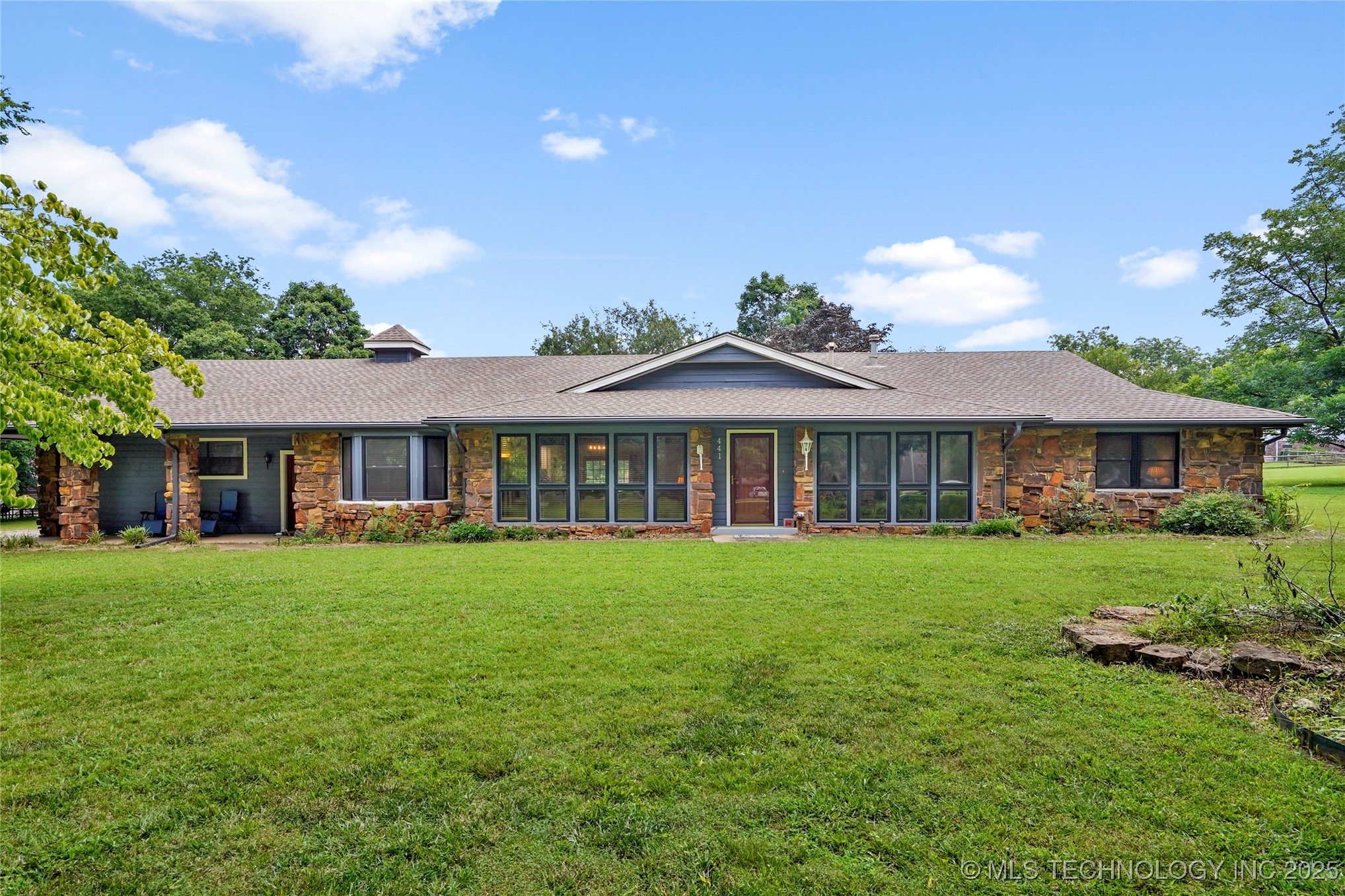 441 Timbercrest Road Property Photo 5