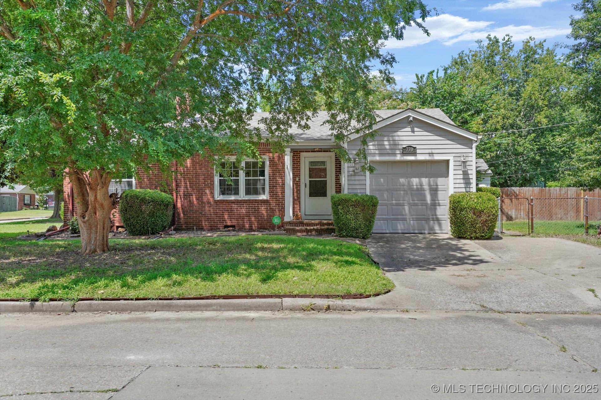 730 N Knoxville Avenue Property Photo