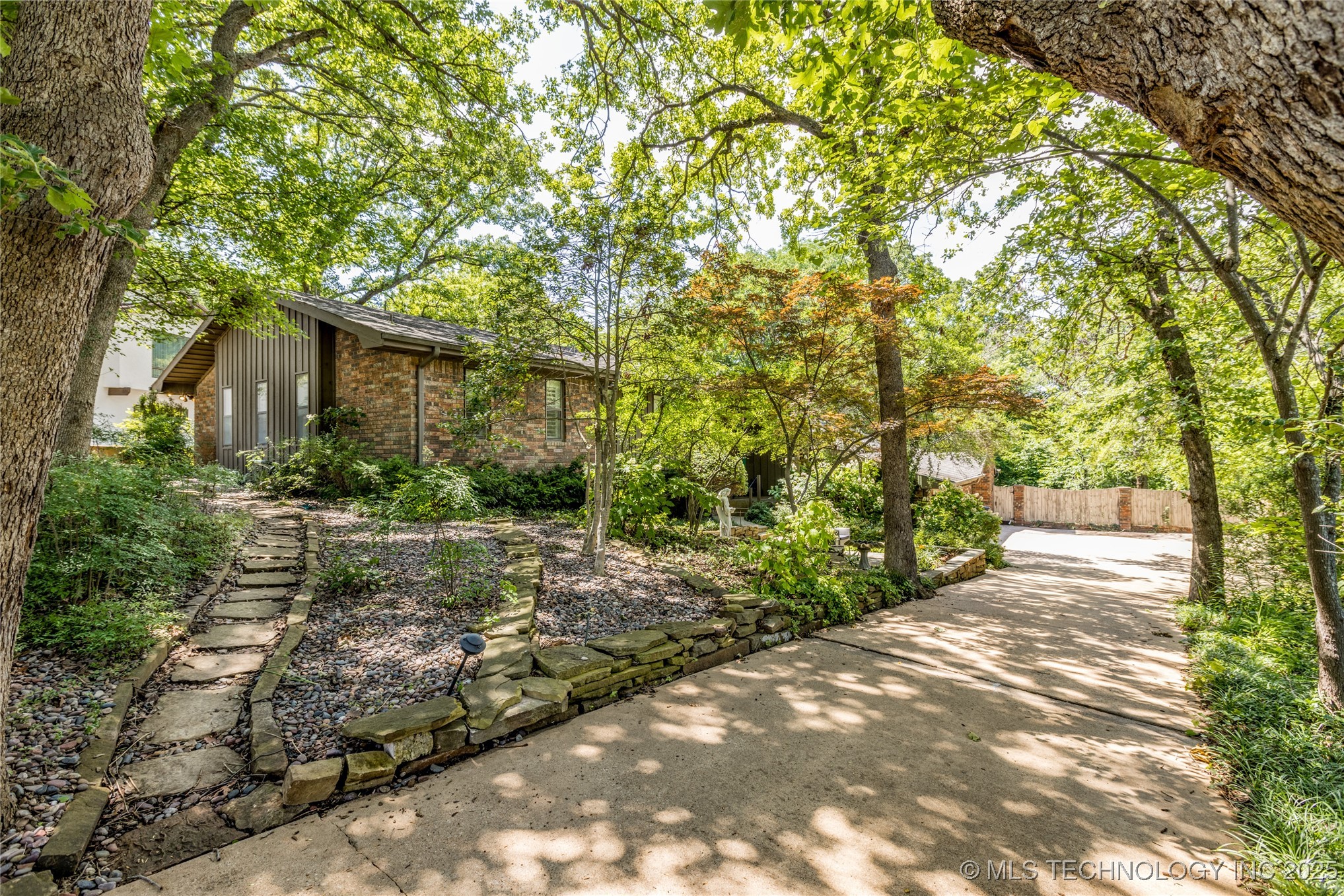 927 Crooked Oak Drive Property Photo 1