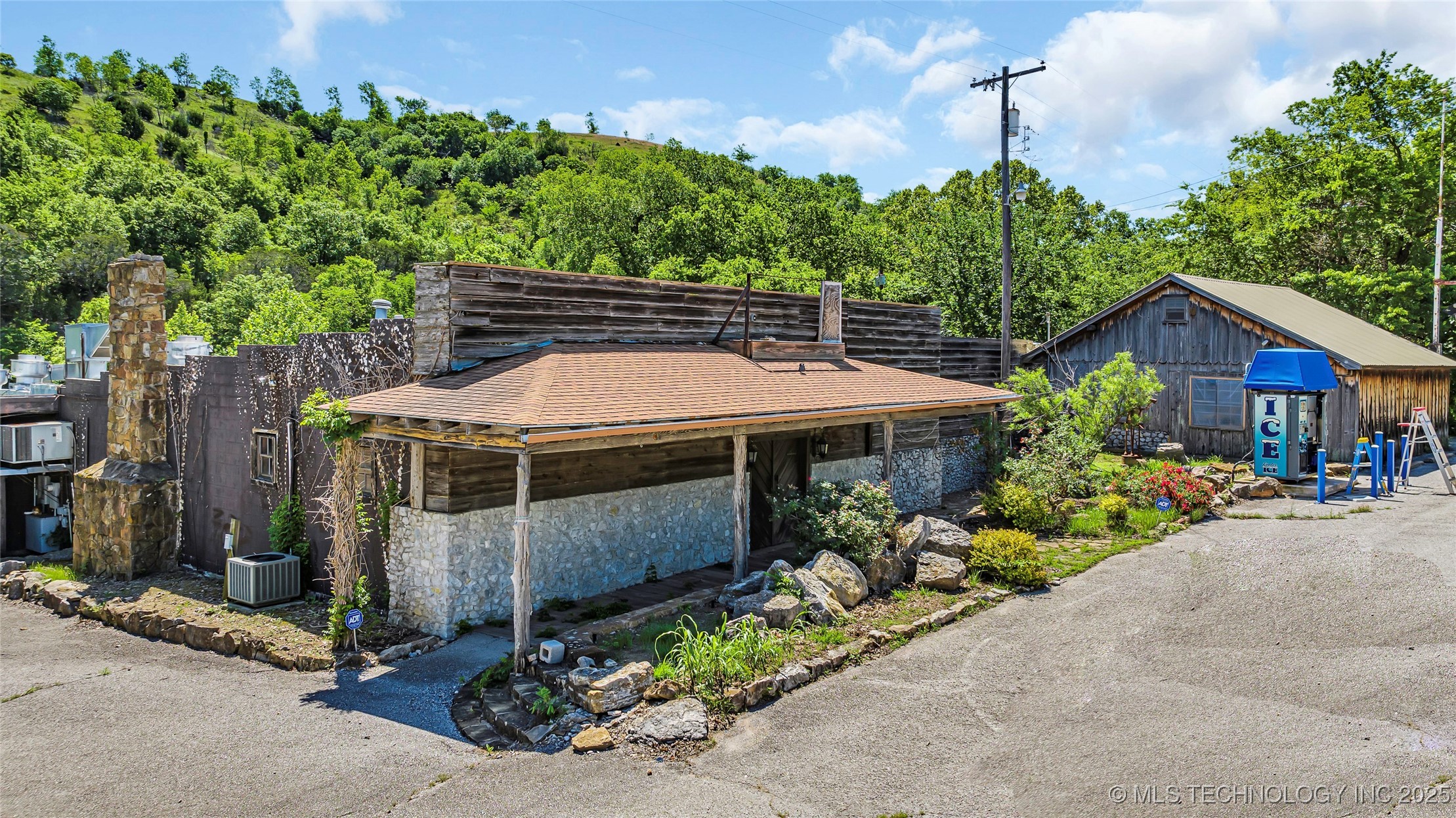 4565 Us Hwy 77 Property Photo 2