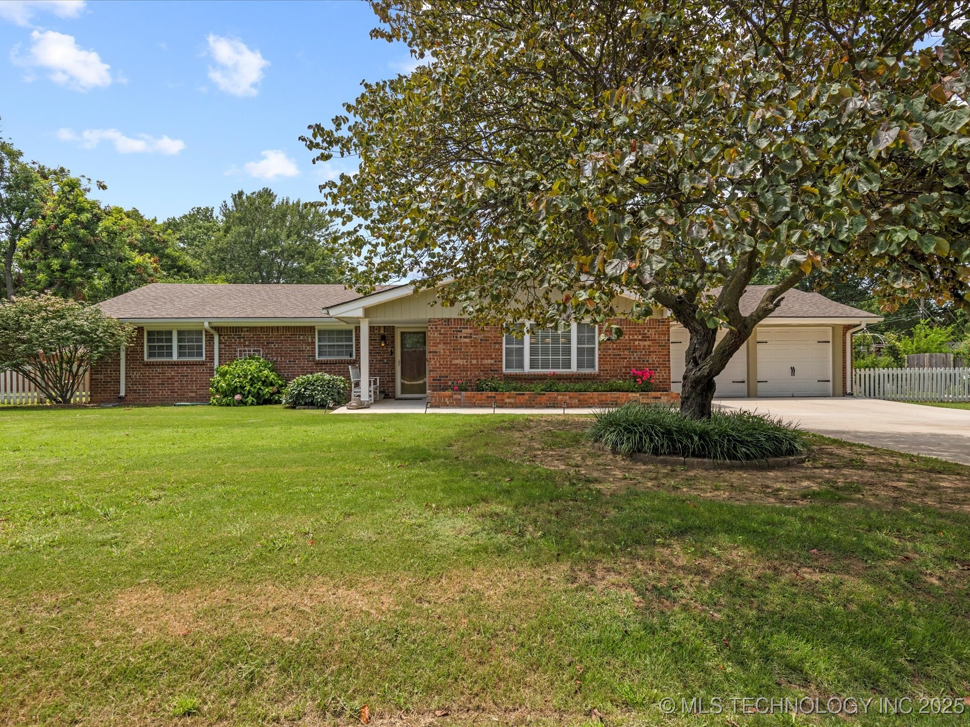 1407 Manor Drive Property Photo 1