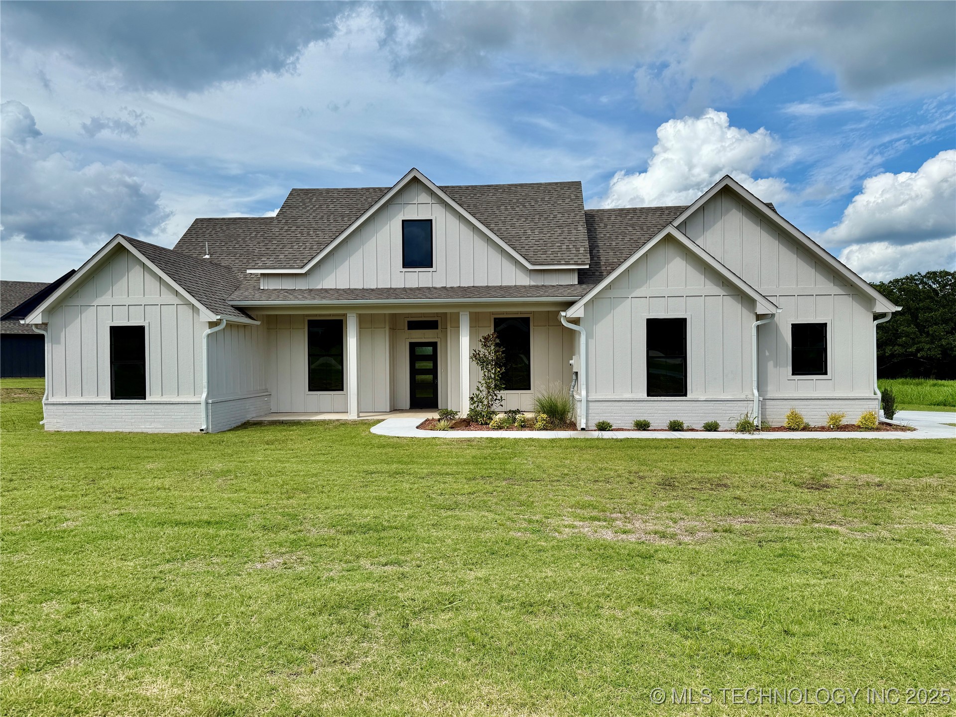 12098 County Road 3513 Loop Property Photo 1