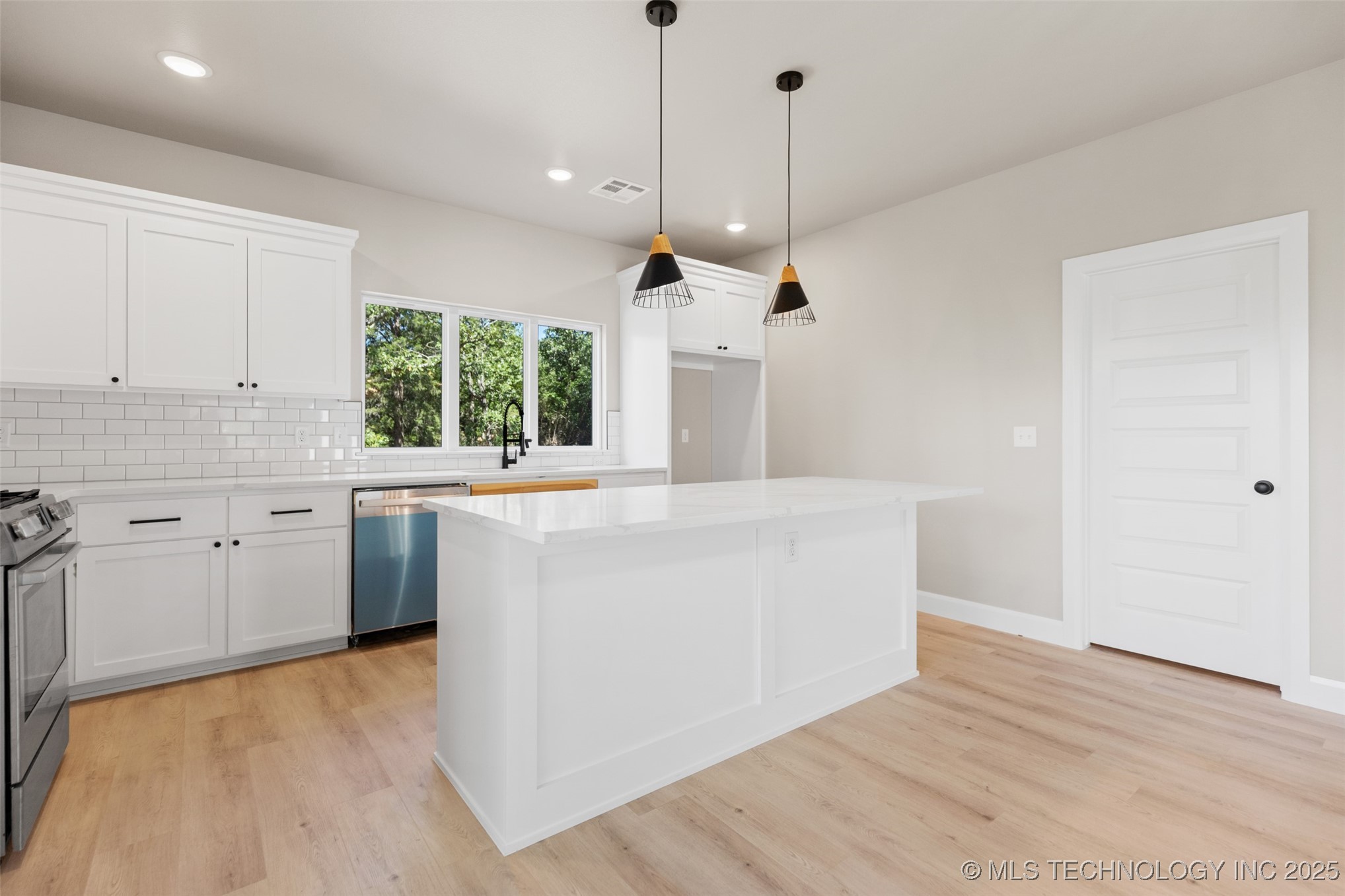 12466 W 91st Place S Property Photo 8
