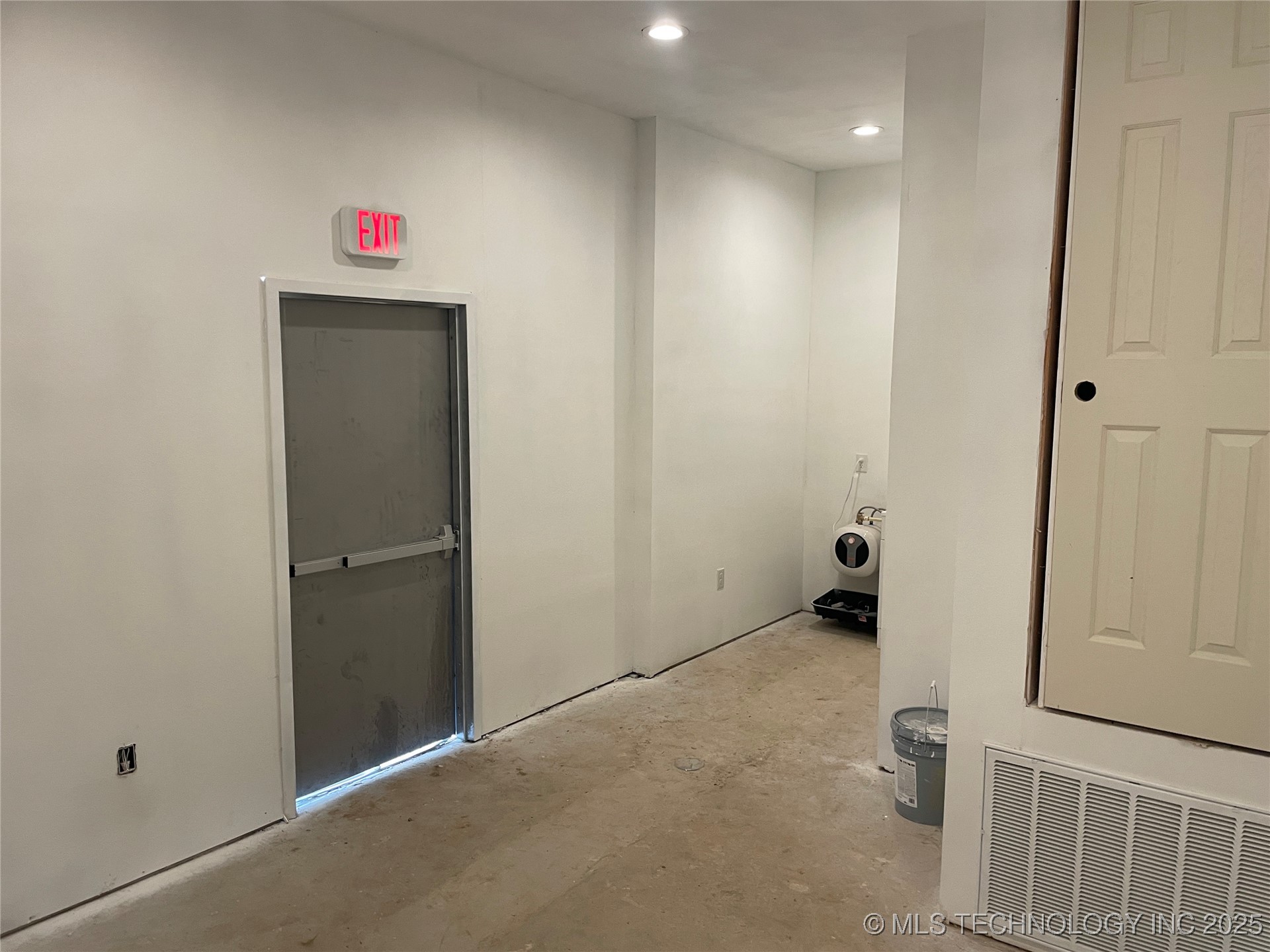 201 E Main Street Suite B Property Photo 6