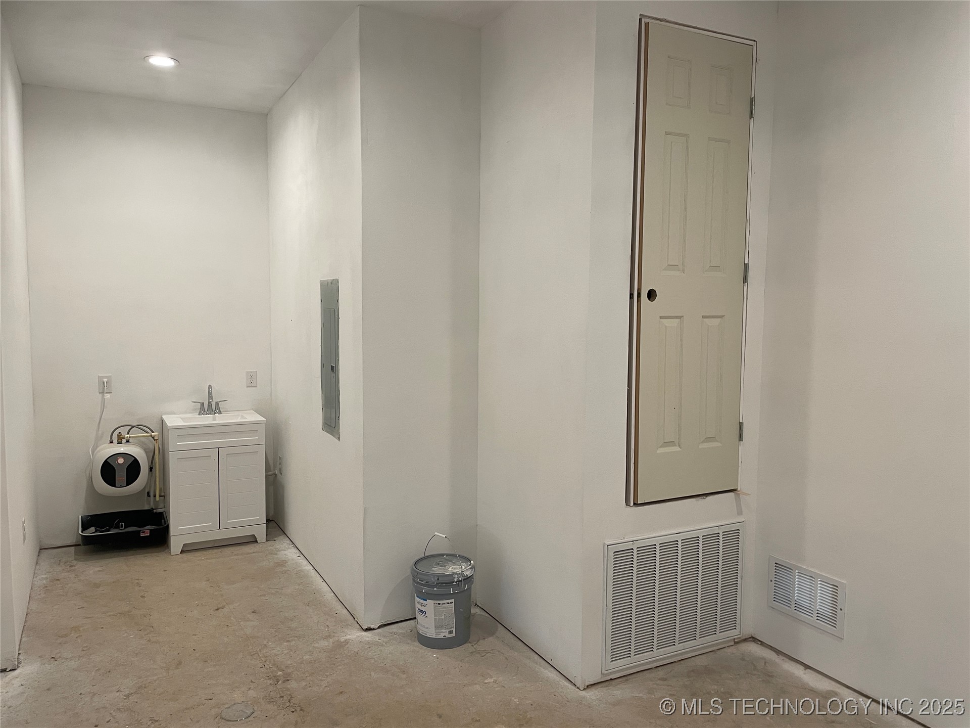 201 E Main Street Suite B Property Photo 7