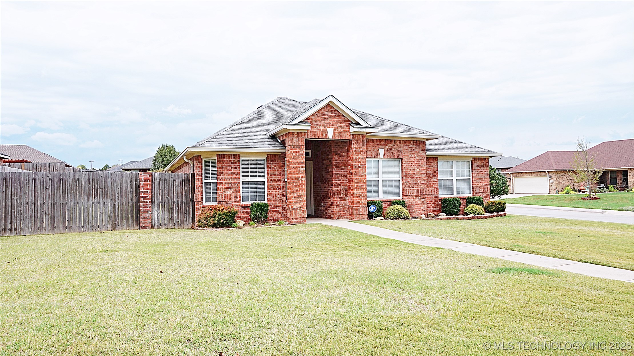 4905 Caddo Creek Property Photo
