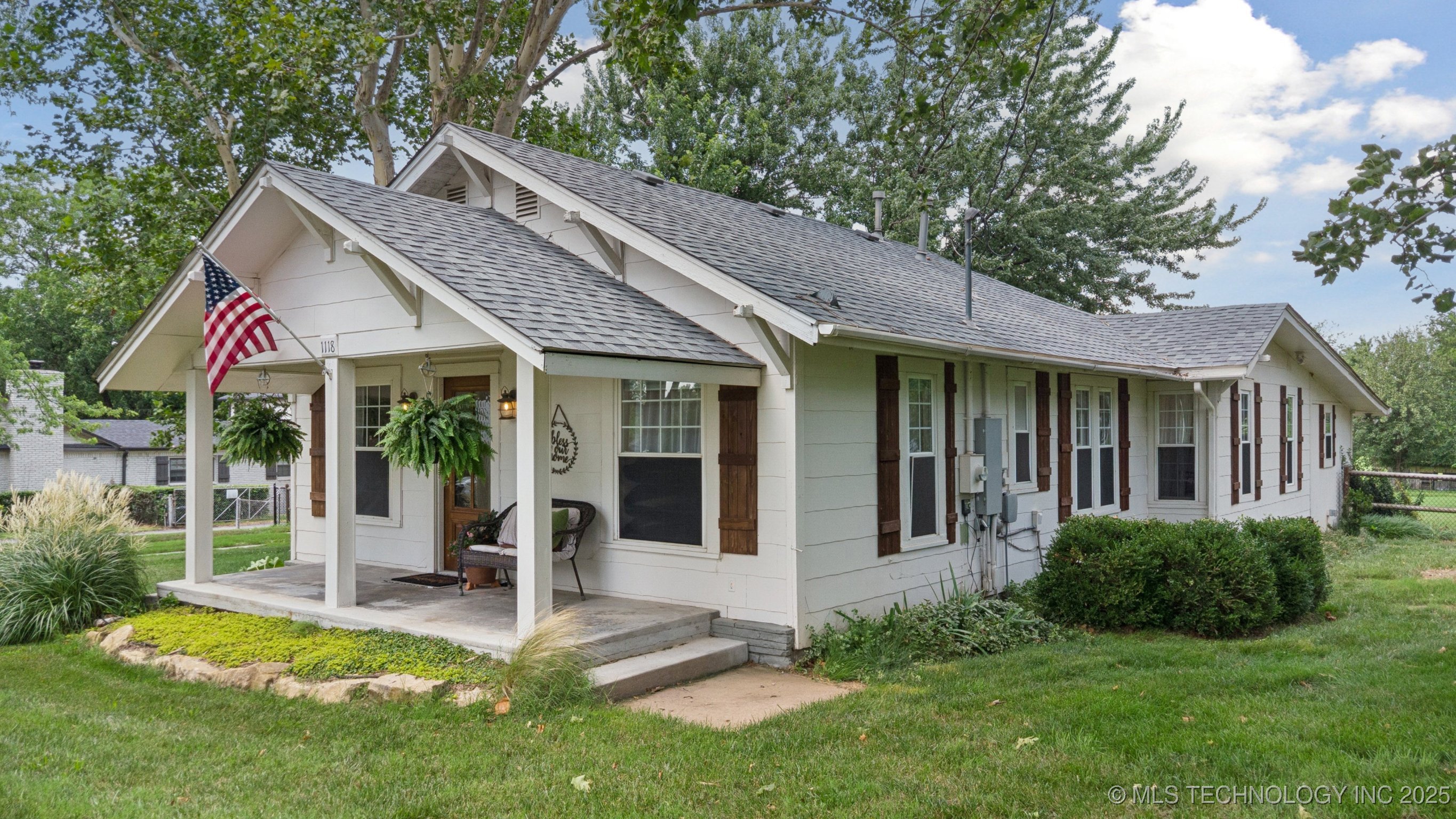 1118 E College Street Property Photo 1