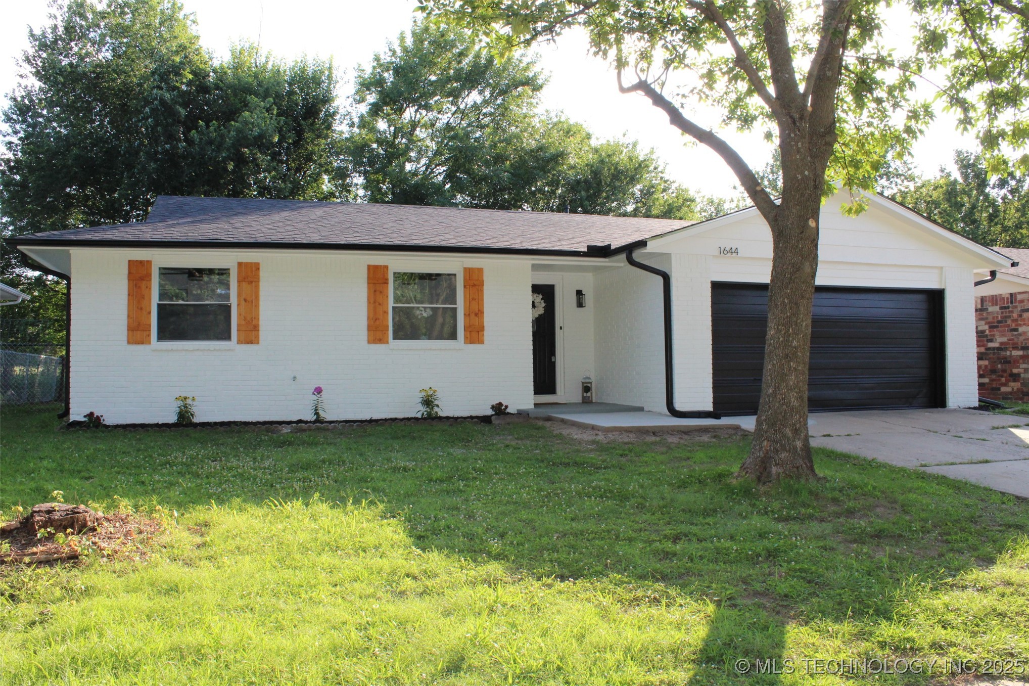 1644 S Pine Avenue Property Photo 1