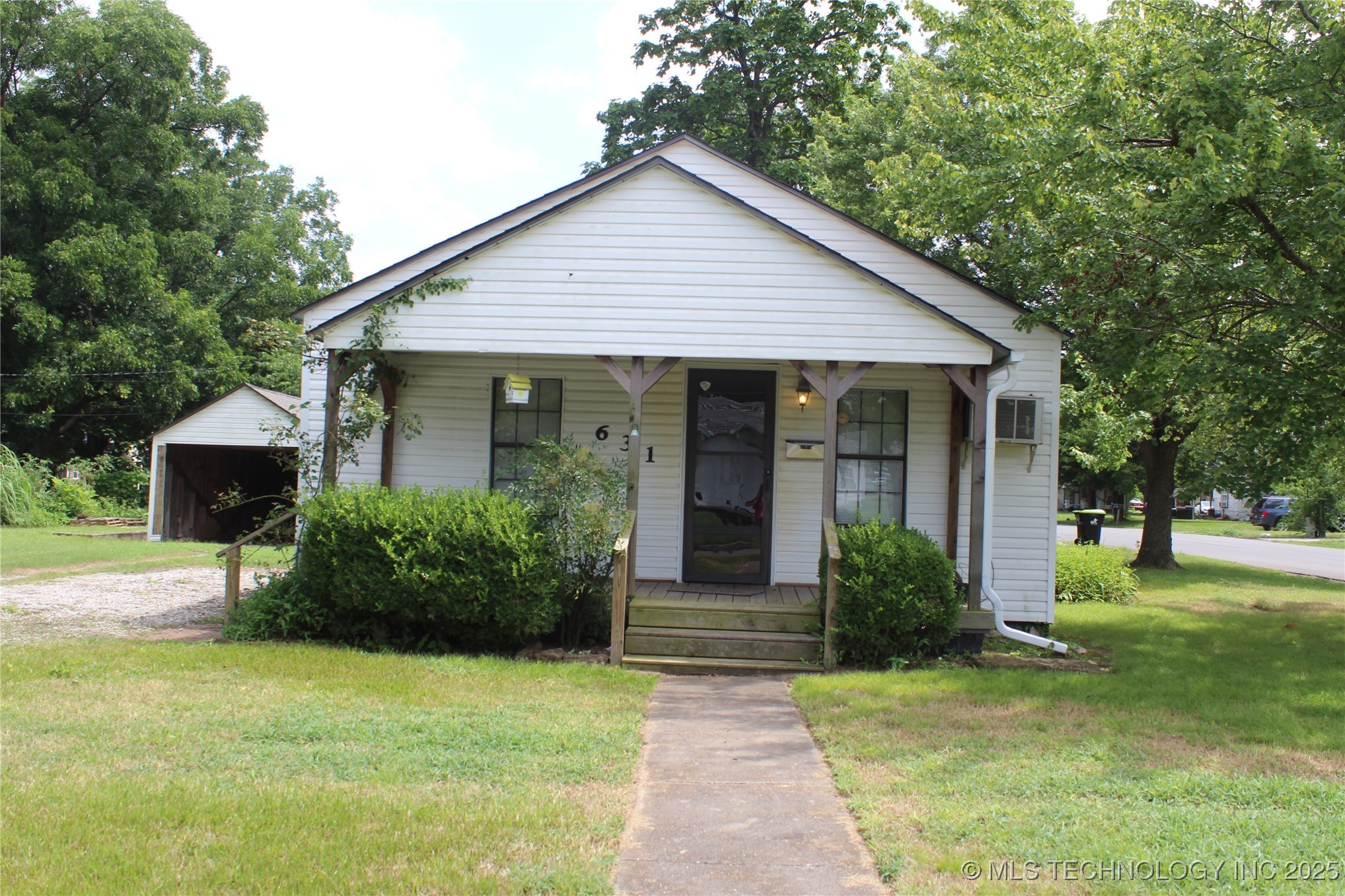 631 W 5th Property Photo 1