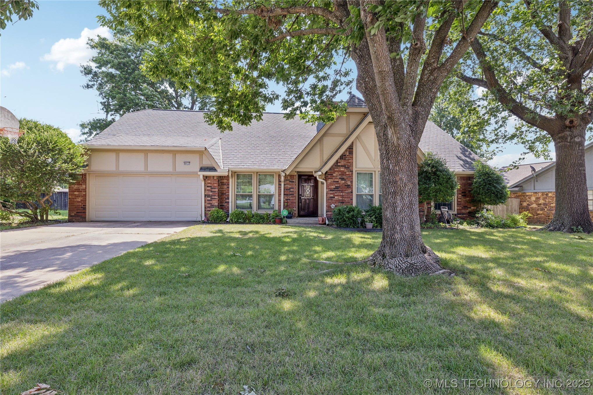 8617 S 72 Avenue Property Photo 1