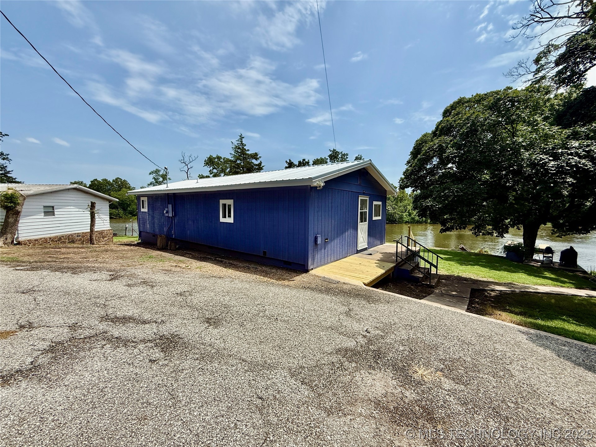 441203 Cedar Crest Drive Property Photo 1