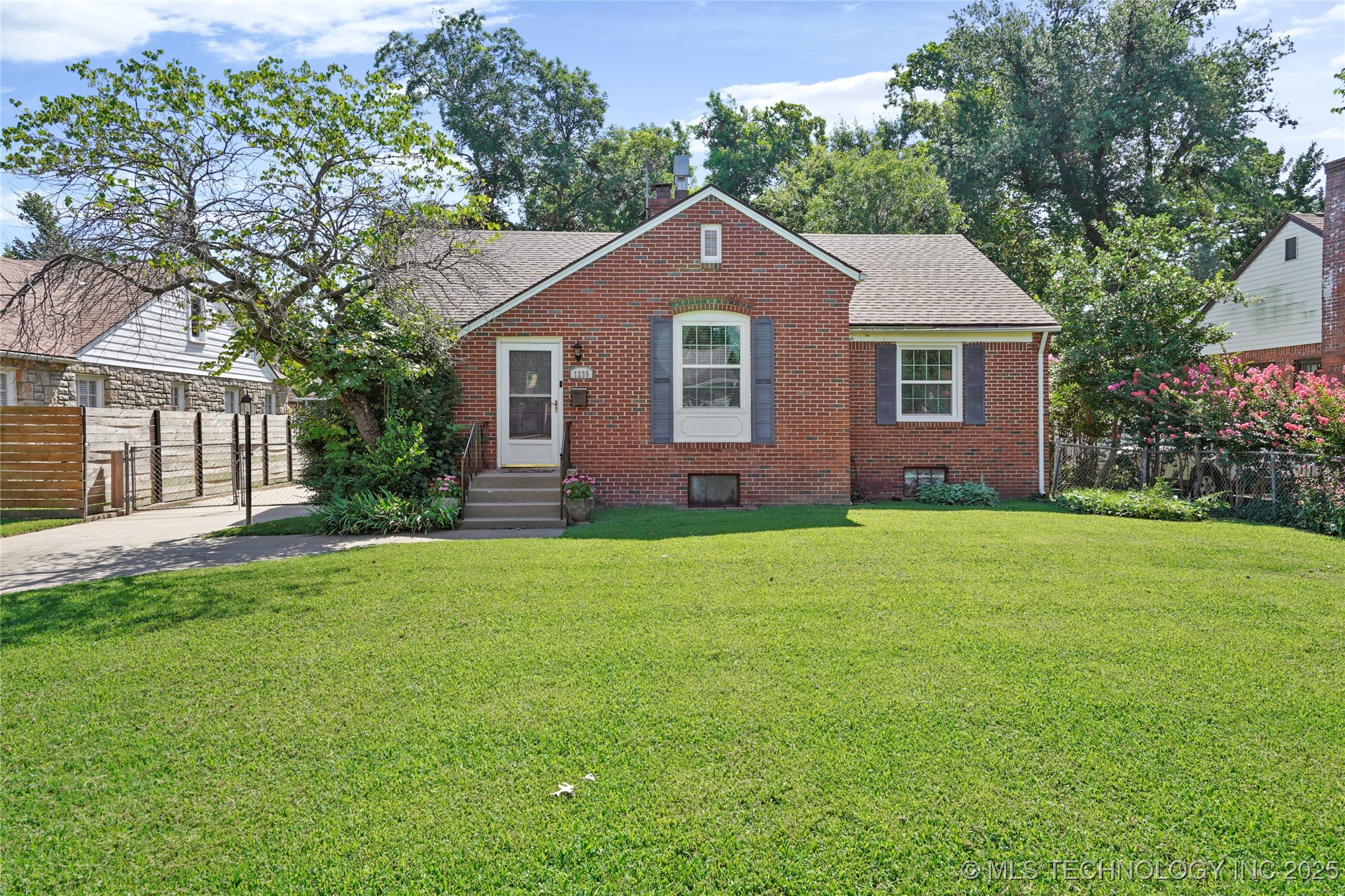1235 S Marion Avenue Property Photo 1