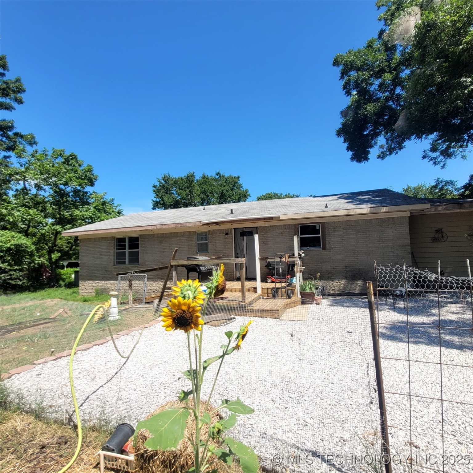407325 Highway 266 Property Photo 1