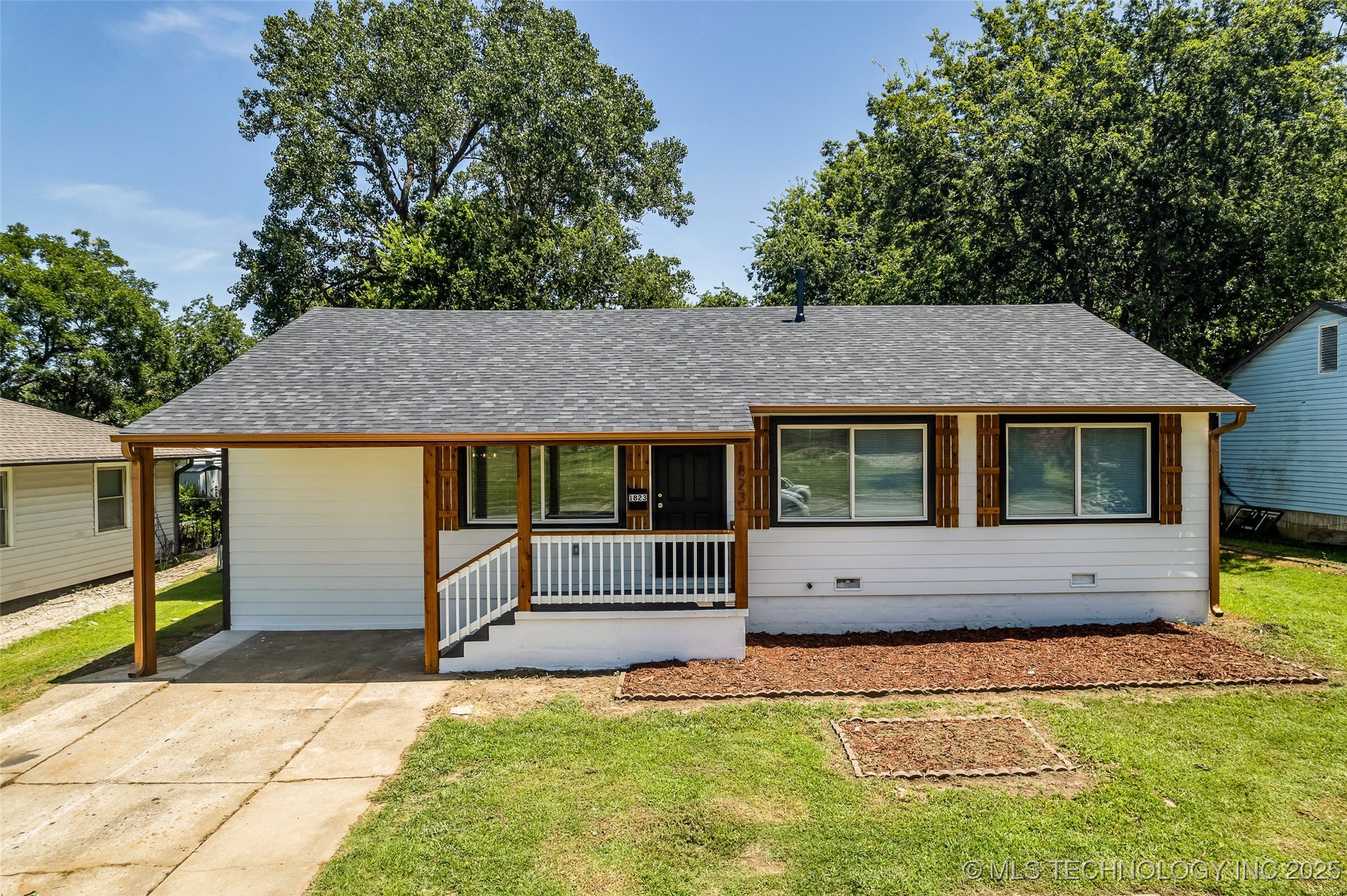 1823 N Harvard Avenue Property Photo 3