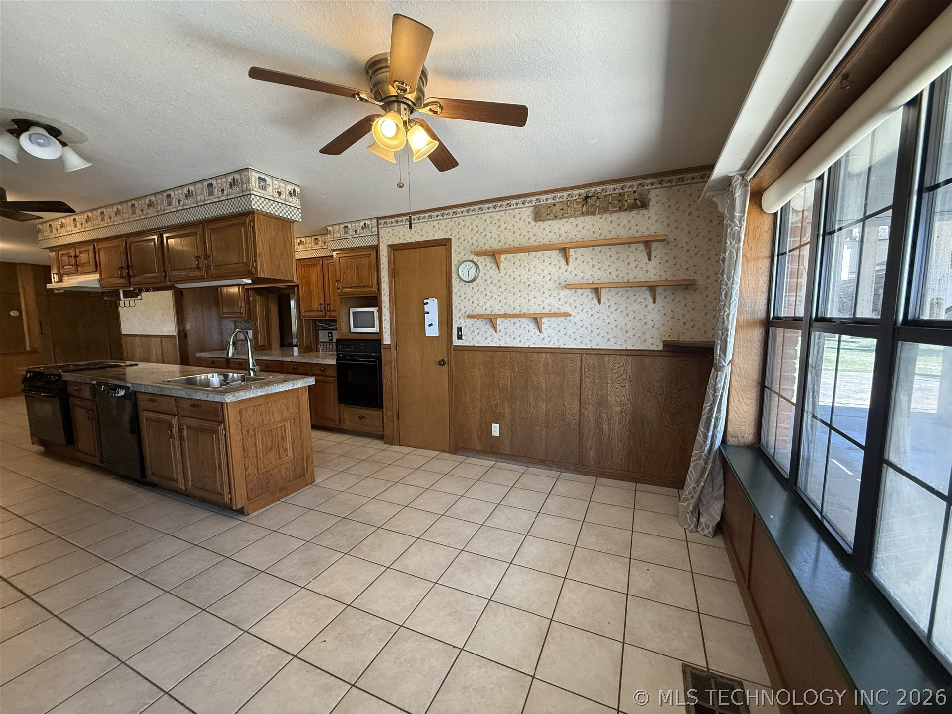 2343 E 2050 Property Photo 6