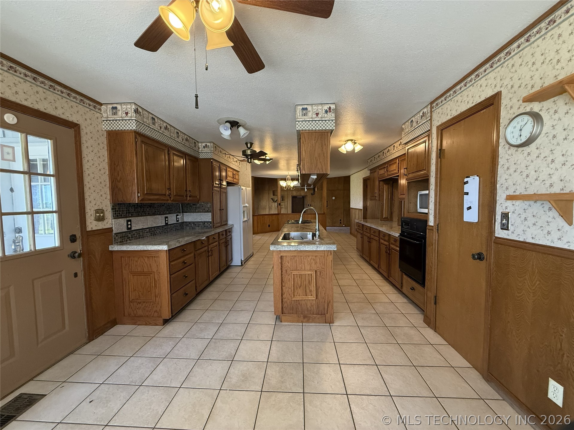 2343 E 2050 Property Photo 7