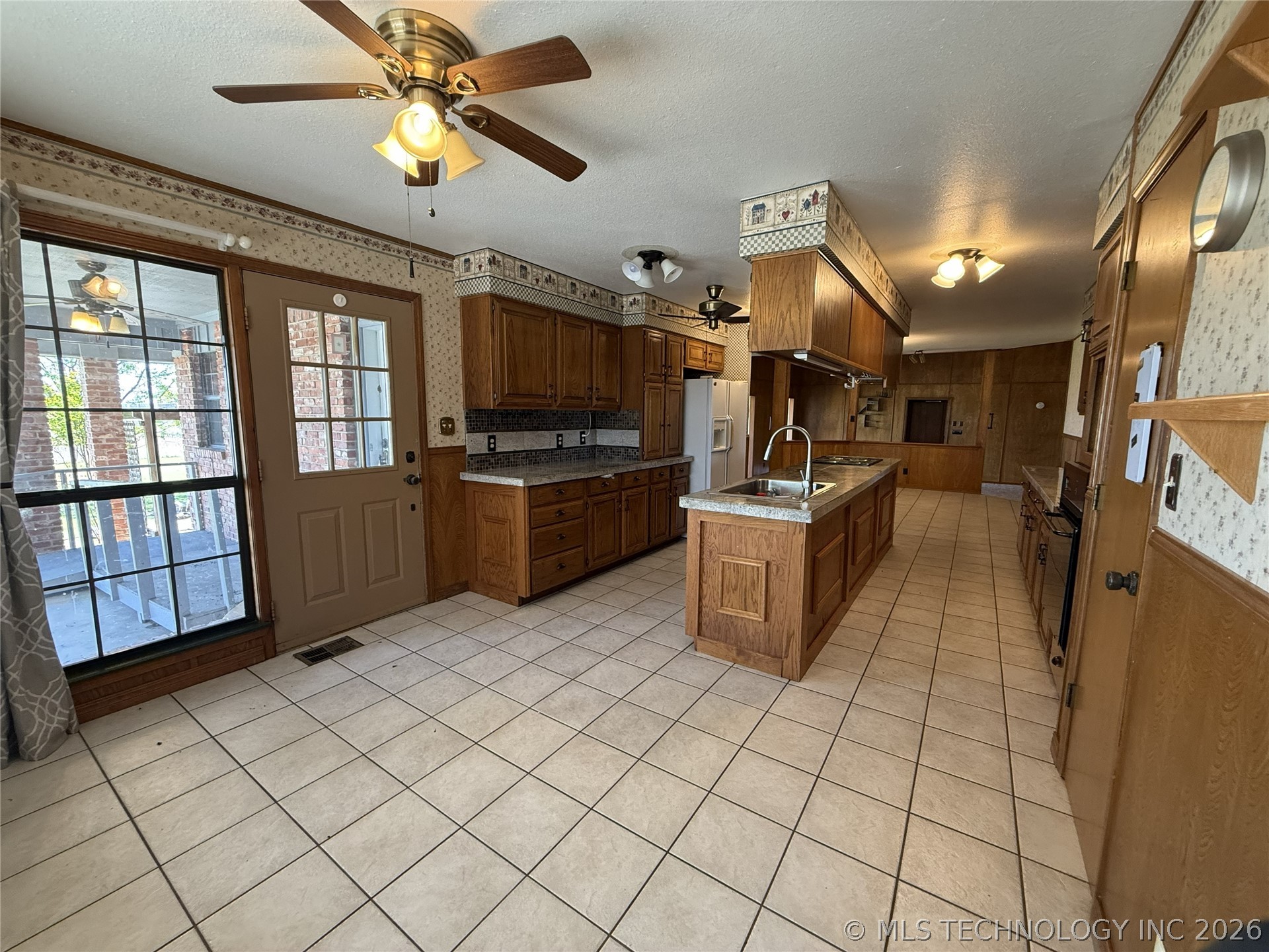 2343 E 2050 Property Photo 8