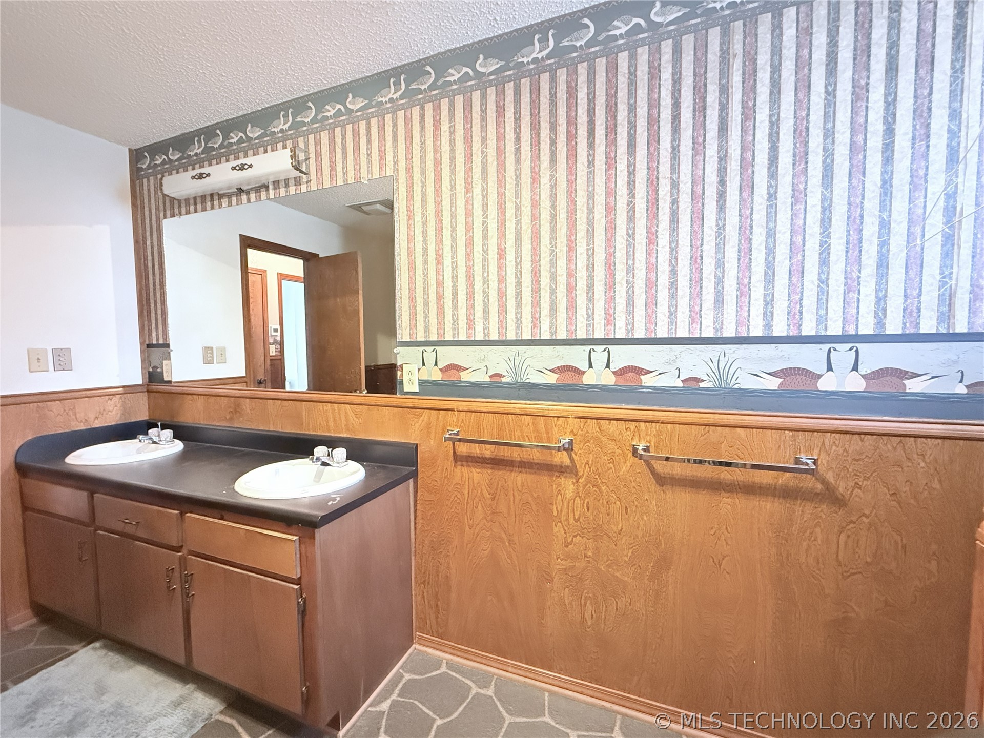 2343 E 2050 Property Photo 27