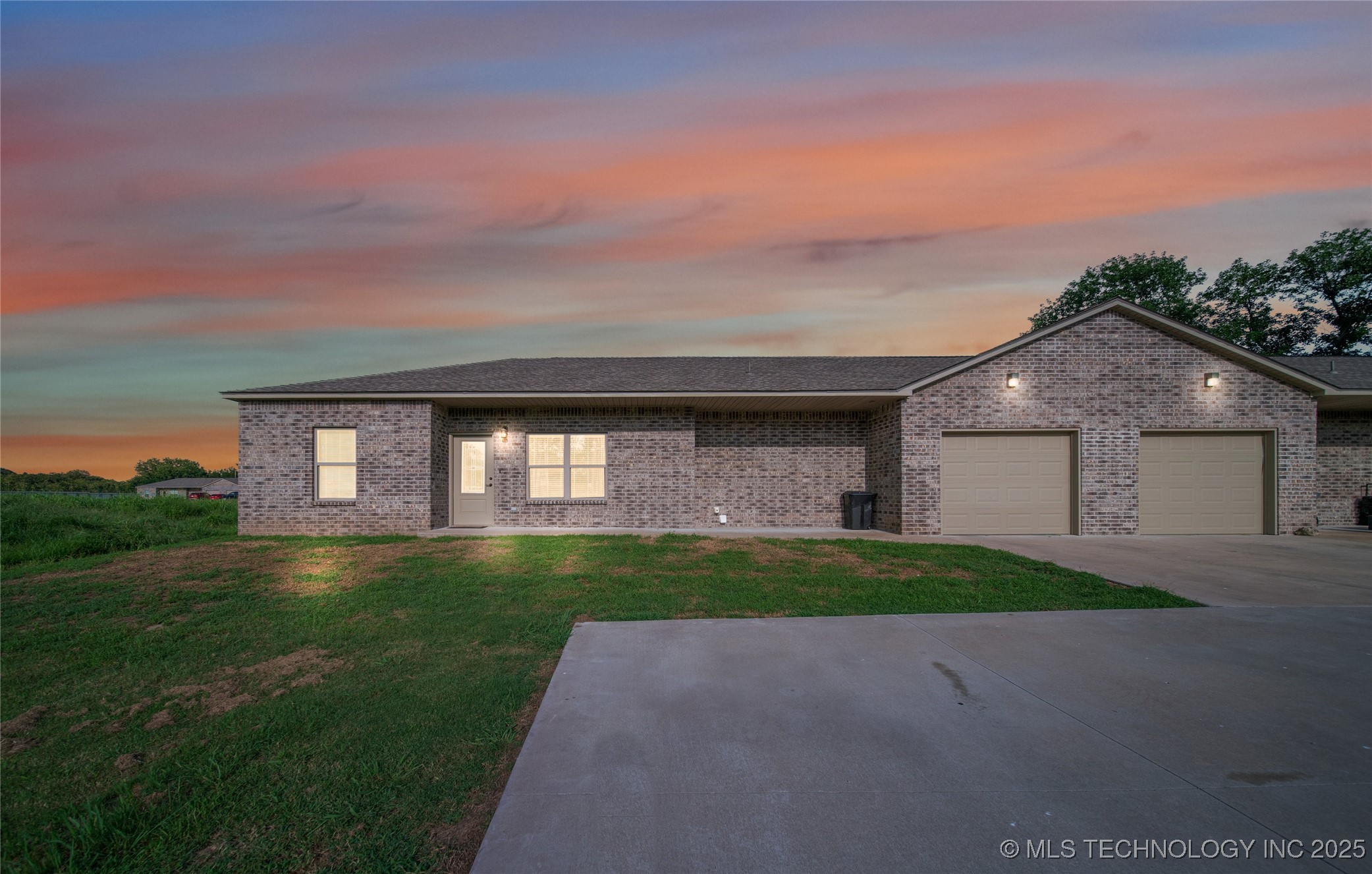 2913 W 519 Road Property Photo 1