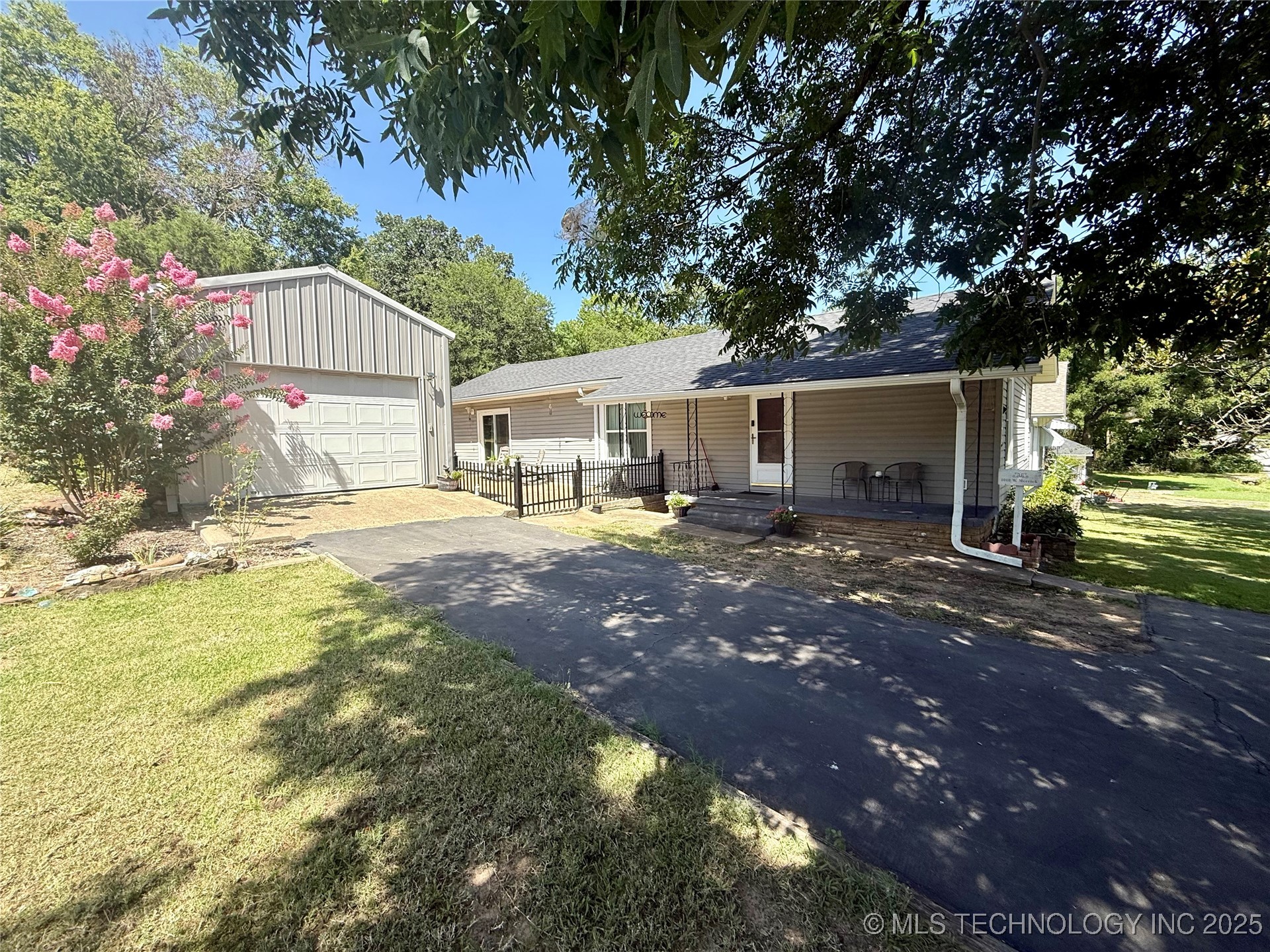 1018 W Merrick Street Property Photo 1