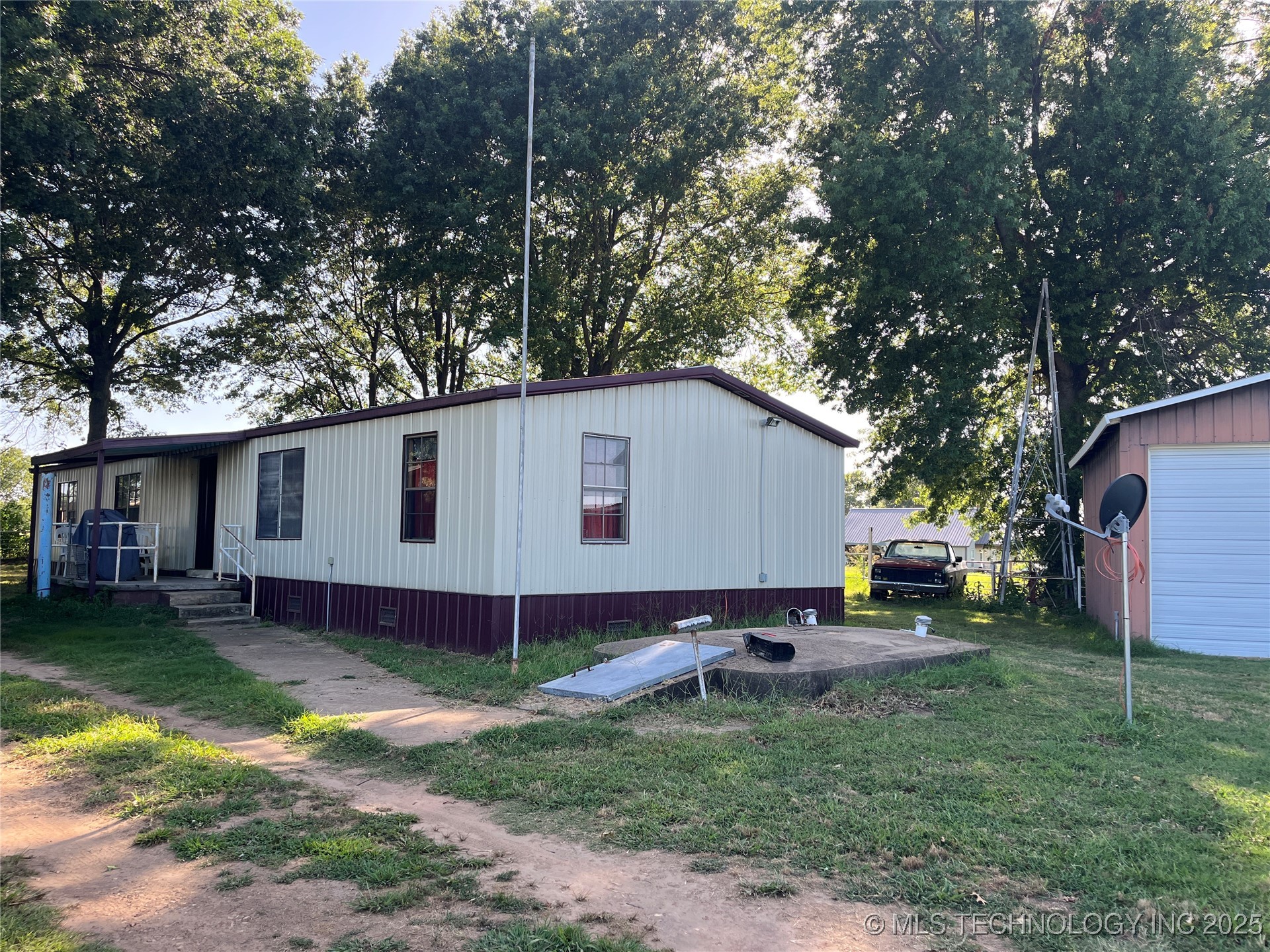 109038 Old Highway 69 Property Photo 2