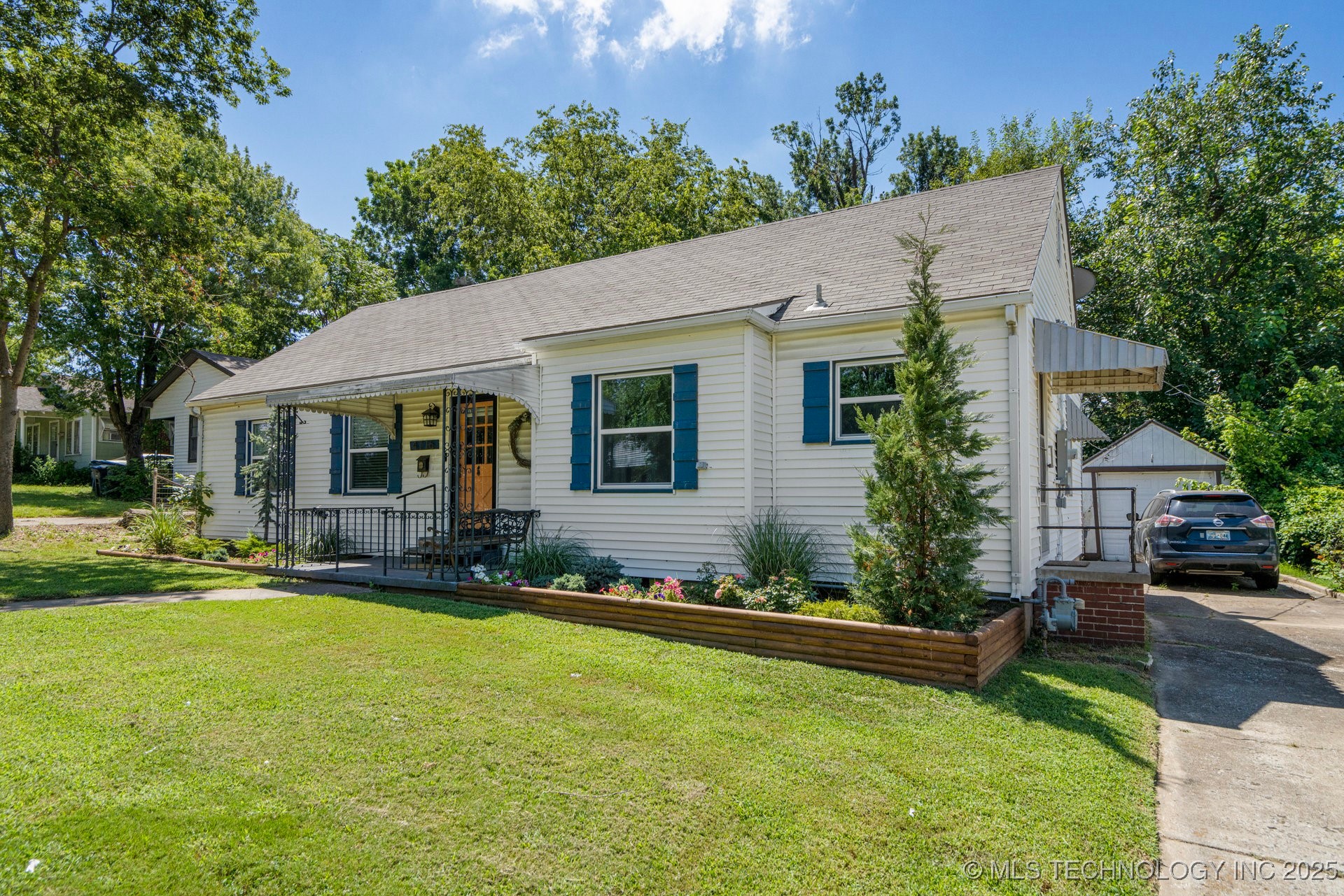 4716 E 5th Place Property Photo 3